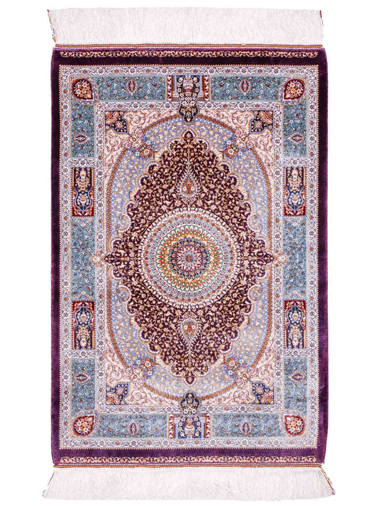 Ghom Maschinenteppich "Bijan" 90 x 60 cm aus pflanzlicher Seide (Viskose) mit Medaillon, Lila / Violett. Teppichnummer: V16AE054H. Persian Luxury Collection by Khademi. Made in Iran / Persia – Vertrieb durch JUPITER Intl.