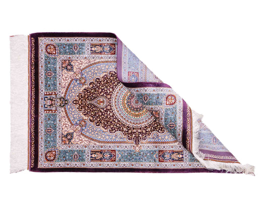 Ghom Maschinenteppich "Bijan" 90 x 60 cm aus pflanzlicher Seide (Viskose) mit Medaillon, Lila / Violett. Teppichnummer: V16AE054H. Persian Luxury Collection by Khademi. Made in Iran / Persia – Vertrieb durch JUPITER Intl.
