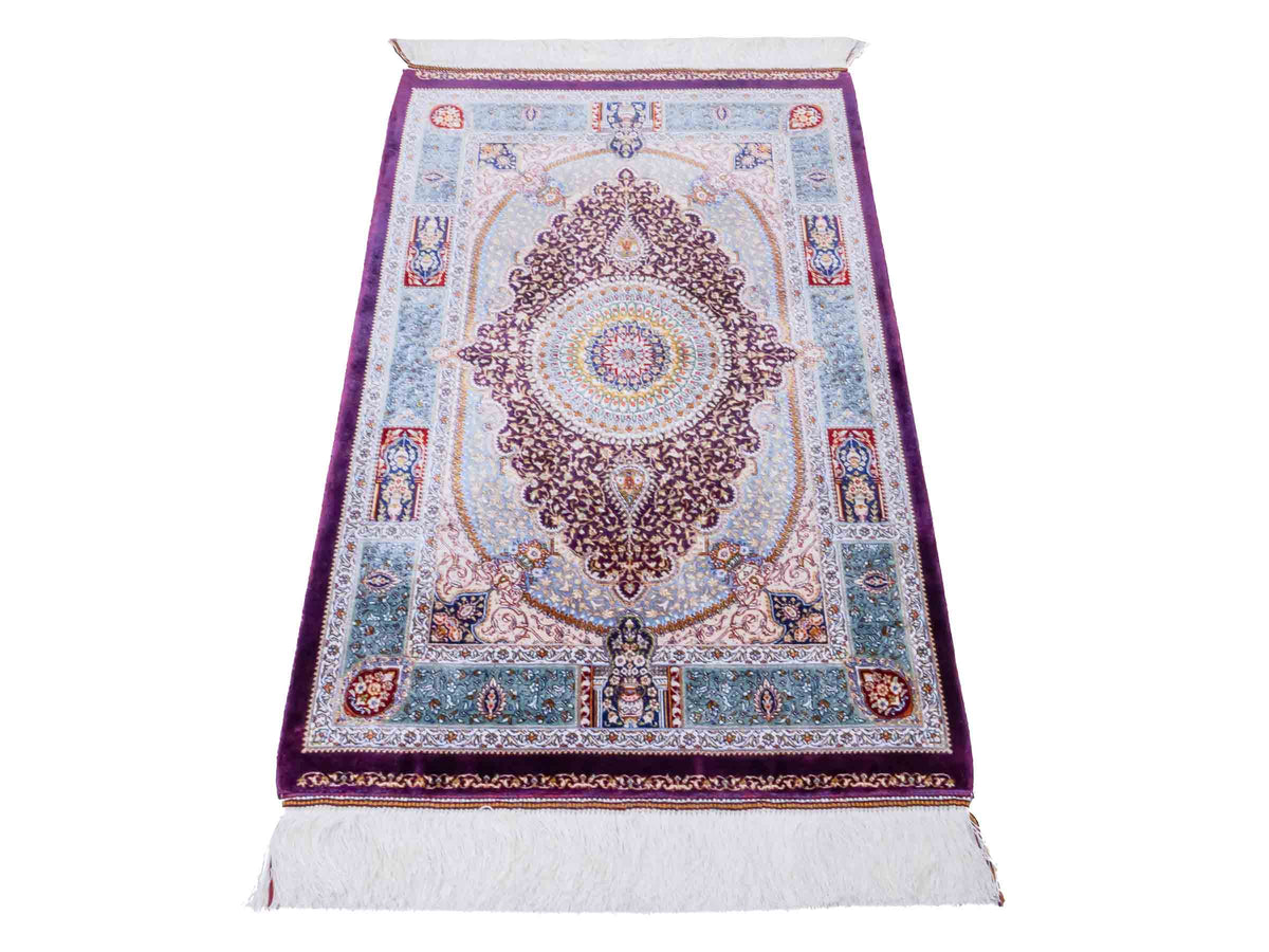 Ghom Maschinenteppich "Bijan" 90 x 60 cm aus pflanzlicher Seide (Viskose) mit Medaillon, Lila / Violett. Teppichnummer: V16AE054H. Persian Luxury Collection by Khademi. Made in Iran / Persia – Vertrieb durch JUPITER Intl.