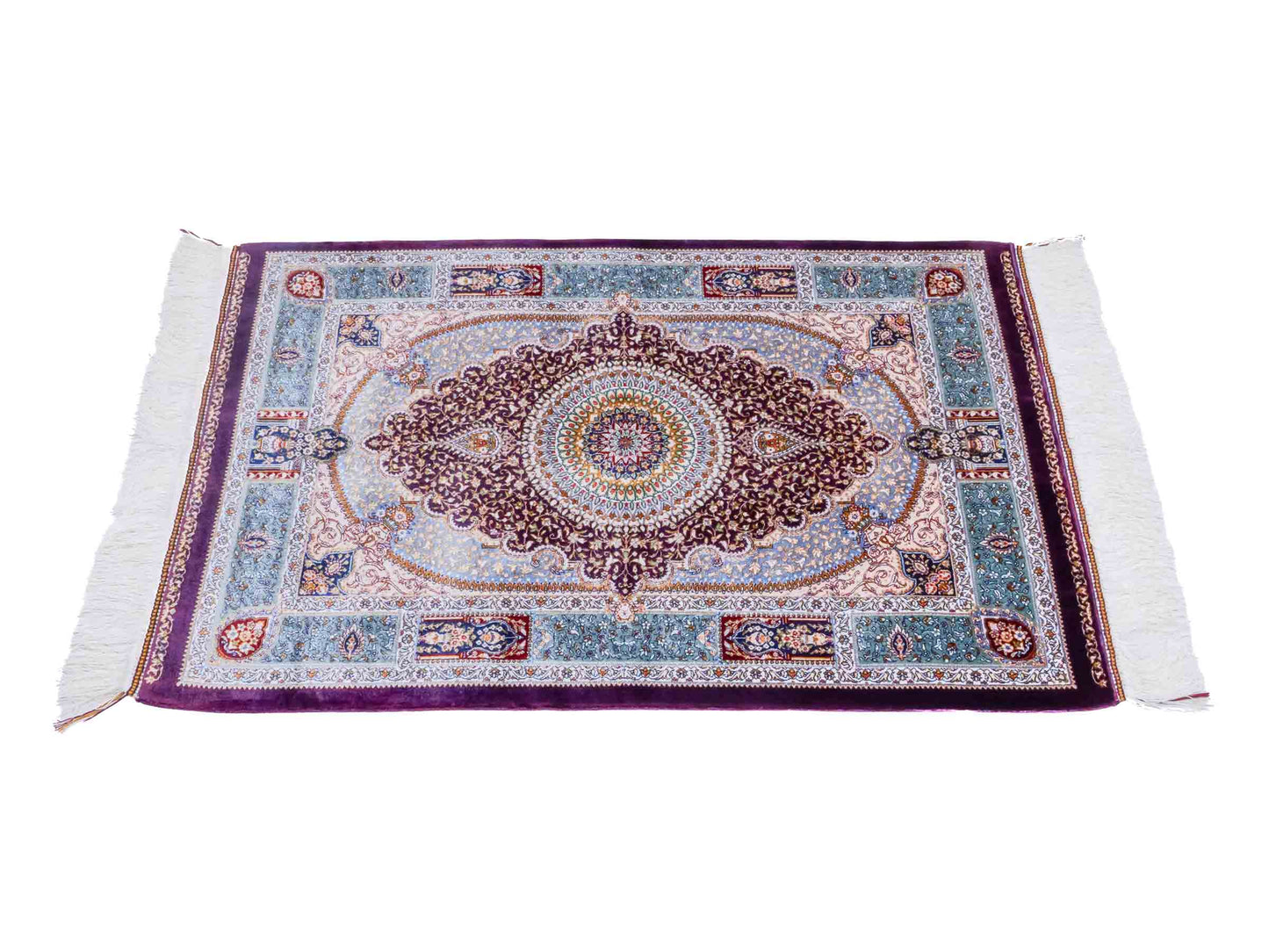 Ghom Maschinenteppich "Bijan" 90 x 60 cm aus pflanzlicher Seide (Viskose) mit Medaillon, Lila / Violett. Teppichnummer: V16AE054H. Persian Luxury Collection by Khademi. Made in Iran / Persia – Vertrieb durch JUPITER Intl.