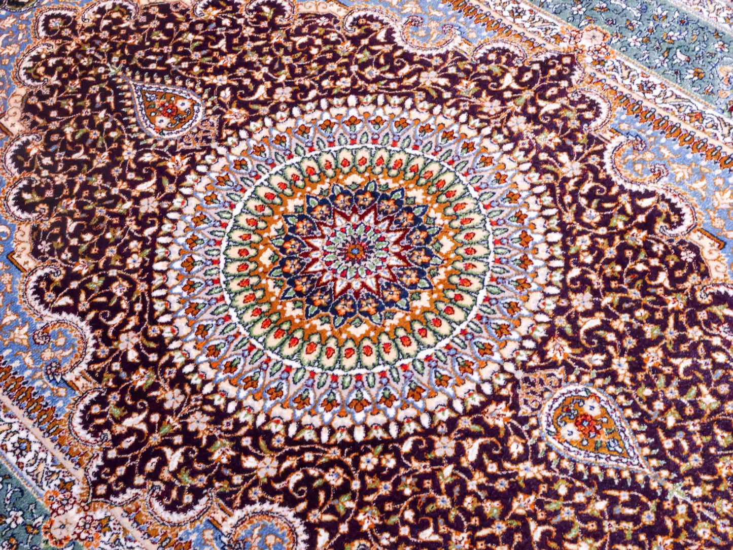Ghom Maschinenteppich "Bijan" 90 x 60 cm aus pflanzlicher Seide (Viskose) mit Medaillon, Lila / Violett. Teppichnummer: V16AE054H. Persian Luxury Collection by Khademi. Made in Iran / Persia – Vertrieb durch JUPITER Intl.