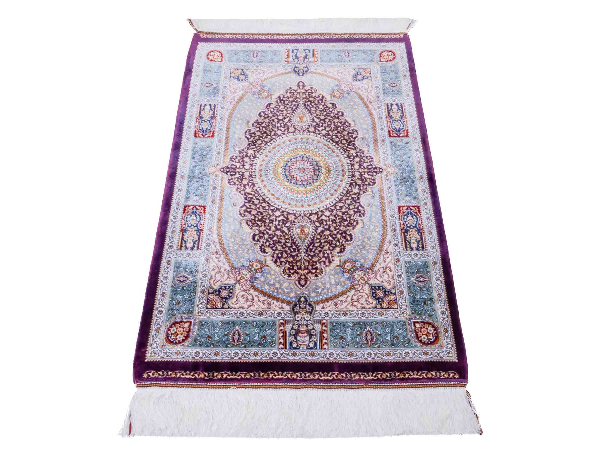 Ghom Maschinenteppich "Bijan" 90 x 60 cm aus pflanzlicher Seide (Viskose) mit Medaillon, Lila / Violett. Teppichnummer: V16AE054H. Persian Luxury Collection by Khademi. Made in Iran / Persia – Vertrieb durch JUPITER Intl.