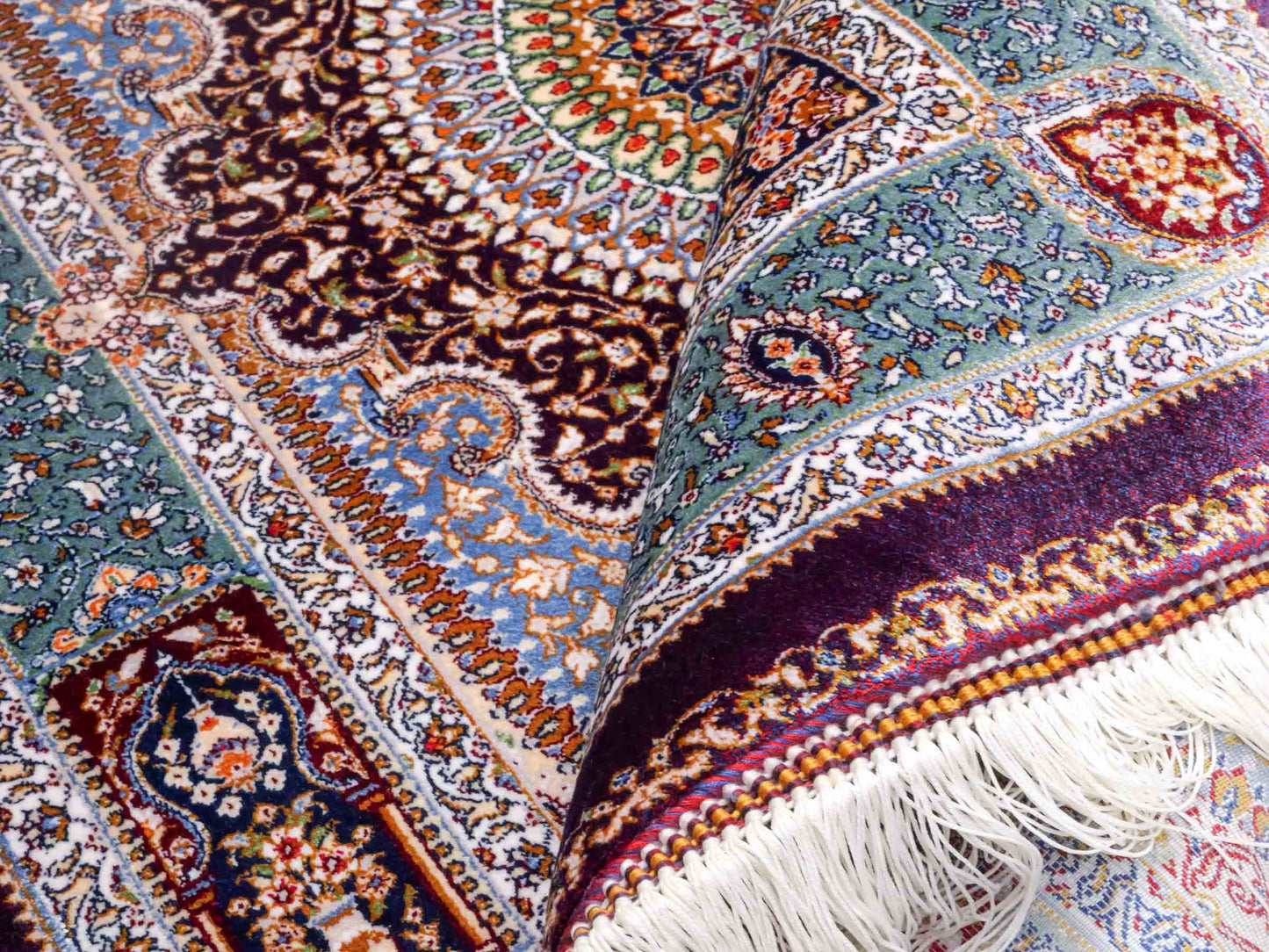 Ghom Maschinenteppich "Bijan" 90 x 60 cm aus pflanzlicher Seide (Viskose) mit Medaillon, Lila / Violett. Teppichnummer: V16AE054H. Persian Luxury Collection by Khademi. Made in Iran / Persia – Vertrieb durch JUPITER Intl.