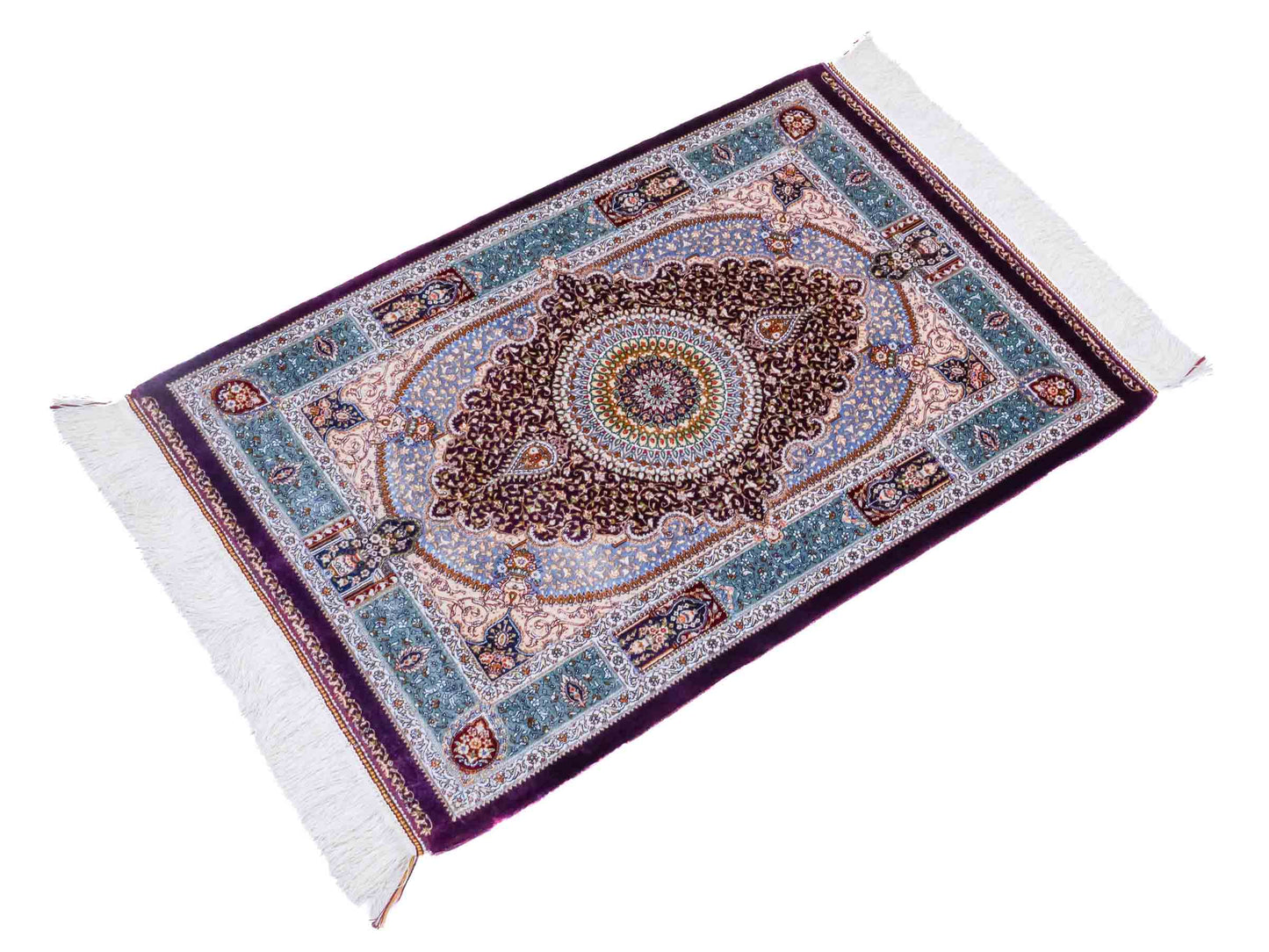 Ghom Maschinenteppich "Bijan" 90 x 60 cm aus pflanzlicher Seide (Viskose) mit Medaillon, Lila / Violett. Teppichnummer: V16AE054H. Persian Luxury Collection by Khademi. Made in Iran / Persia – Vertrieb durch JUPITER Intl.