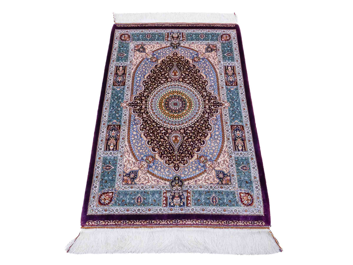 Ghom Maschinenteppich "Bijan" 90 x 60 cm aus pflanzlicher Seide (Viskose) mit Medaillon, Lila / Violett. Teppichnummer: V16AE054H. Persian Luxury Collection by Khademi. Made in Iran / Persia – Vertrieb durch JUPITER Intl.