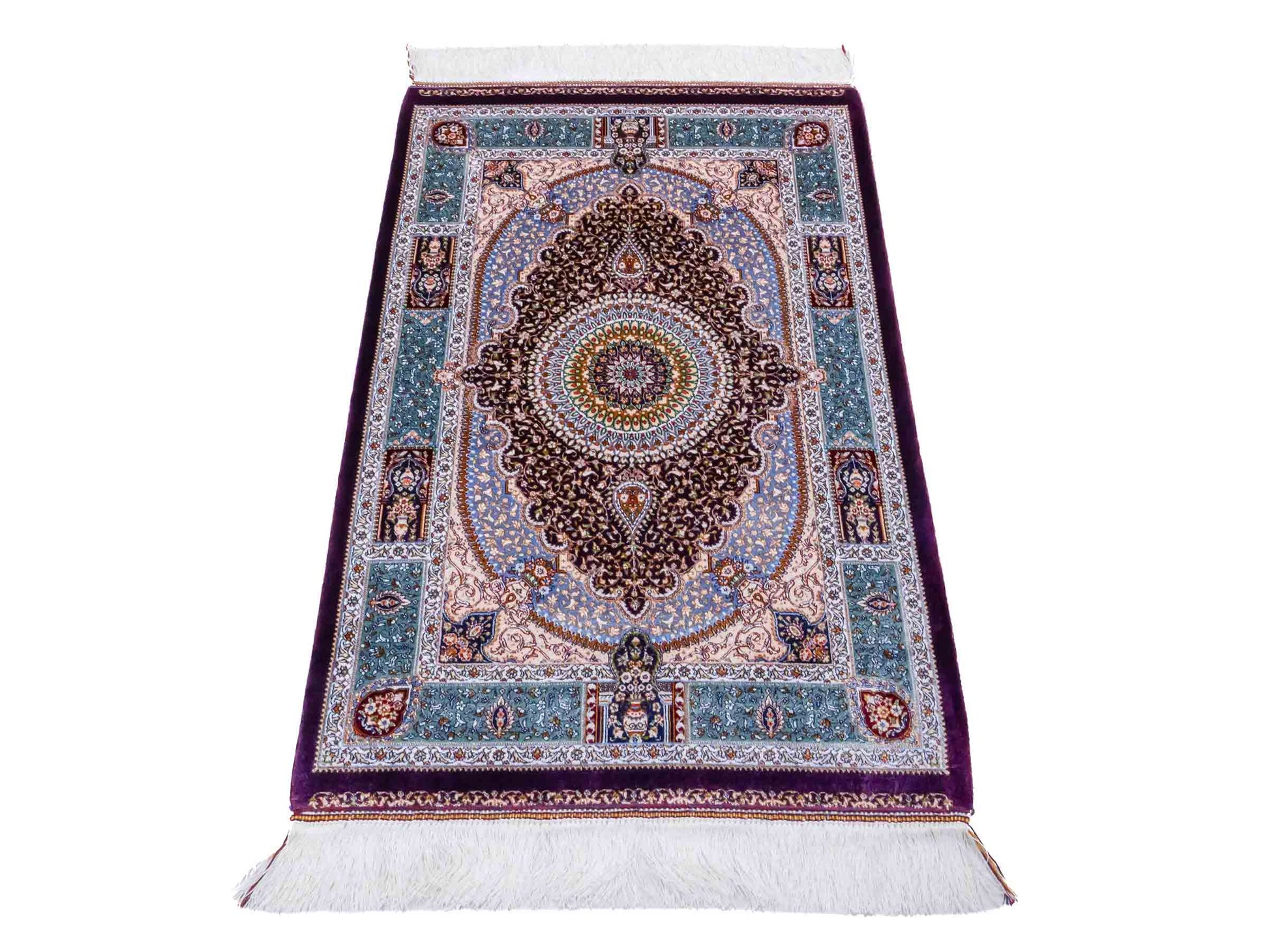 Ghom Maschinenteppich "Bijan" 90 x 60 cm aus pflanzlicher Seide (Viskose) mit Medaillon, Lila / Violett. Teppichnummer: V16AE054H. Persian Luxury Collection by Khademi. Made in Iran / Persia – Vertrieb durch JUPITER Intl.