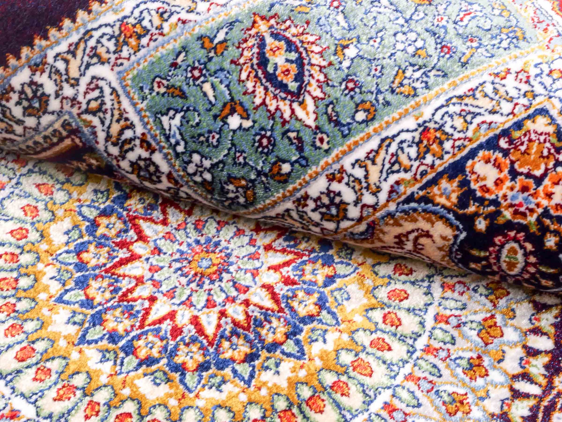Ghom Maschinenteppich "Bijan" 90 x 60 cm aus pflanzlicher Seide (Viskose) mit Medaillon, Lila / Violett. Teppichnummer: V16AE054H. Persian Luxury Collection by Khademi. Made in Iran / Persia – Vertrieb durch JUPITER Intl.