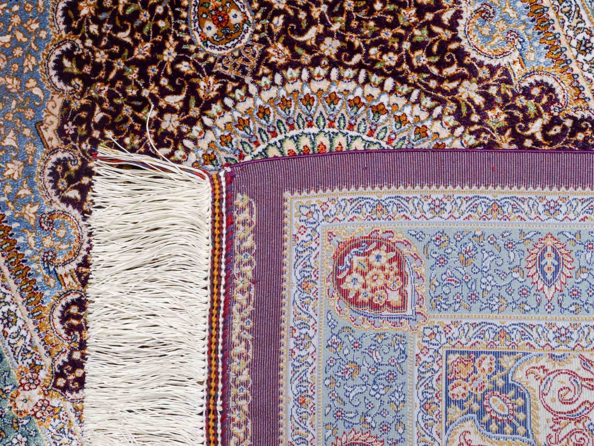 Ghom Maschinenteppich "Bijan" 90 x 60 cm aus pflanzlicher Seide (Viskose) mit Medaillon, Lila / Violett. Teppichnummer: V16AE054H. Persian Luxury Collection by Khademi. Made in Iran / Persia – Vertrieb durch JUPITER Intl.