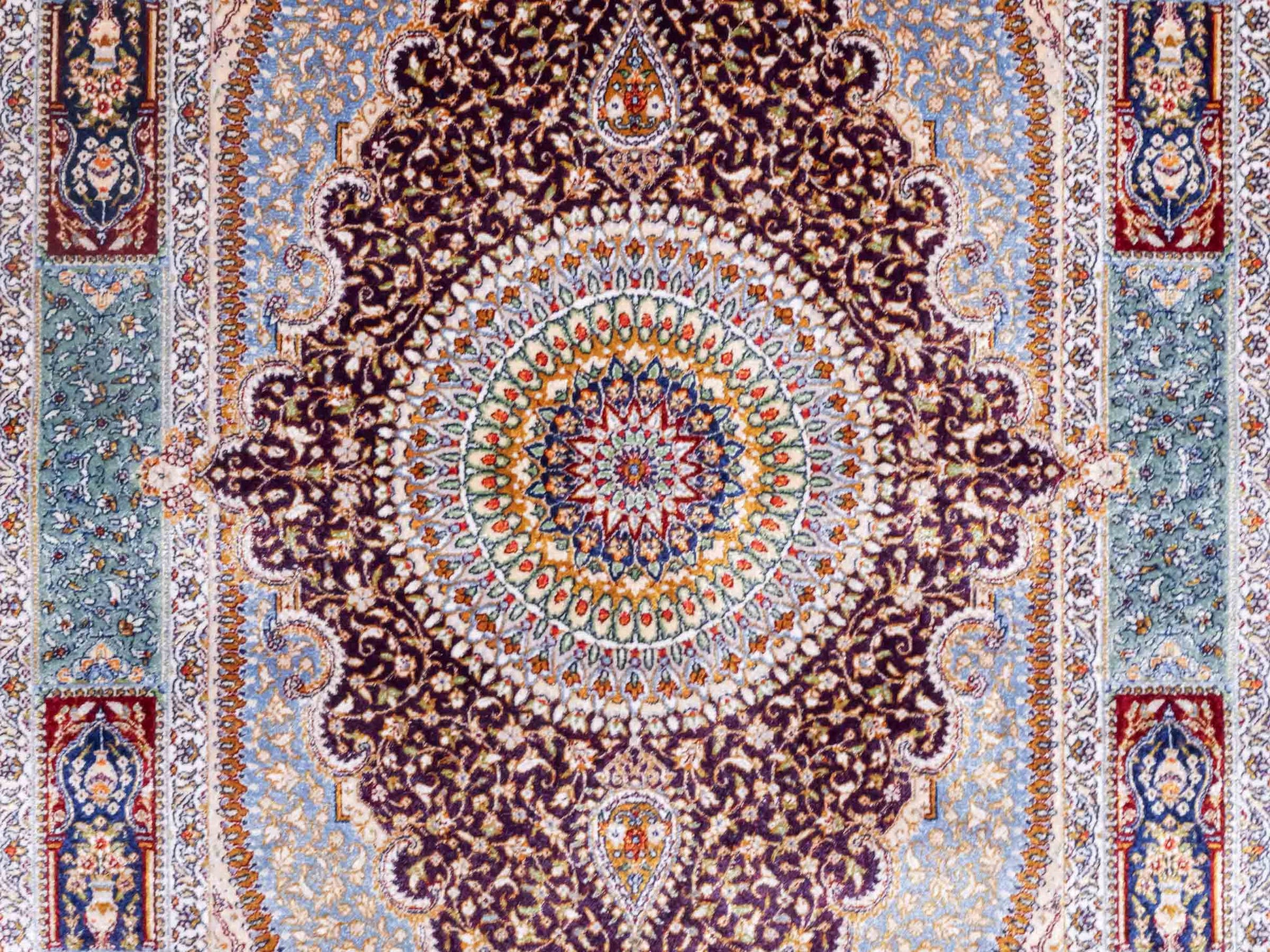 Ghom Maschinenteppich "Bijan" 90 x 60 cm aus pflanzlicher Seide (Viskose) mit Medaillon, Lila / Violett. Teppichnummer: V16AE054H. Persian Luxury Collection by Khademi. Made in Iran / Persia – Vertrieb durch JUPITER Intl.