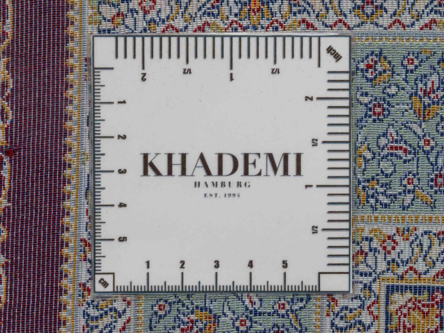 Ghom Maschinenteppich "Bijan" 90 x 60 cm aus pflanzlicher Seide (Viskose) mit Medaillon, Lila / Violett. Teppichnummer: V16AE054H. Persian Luxury Collection by Khademi. Made in Iran / Persia – Vertrieb durch JUPITER Intl.