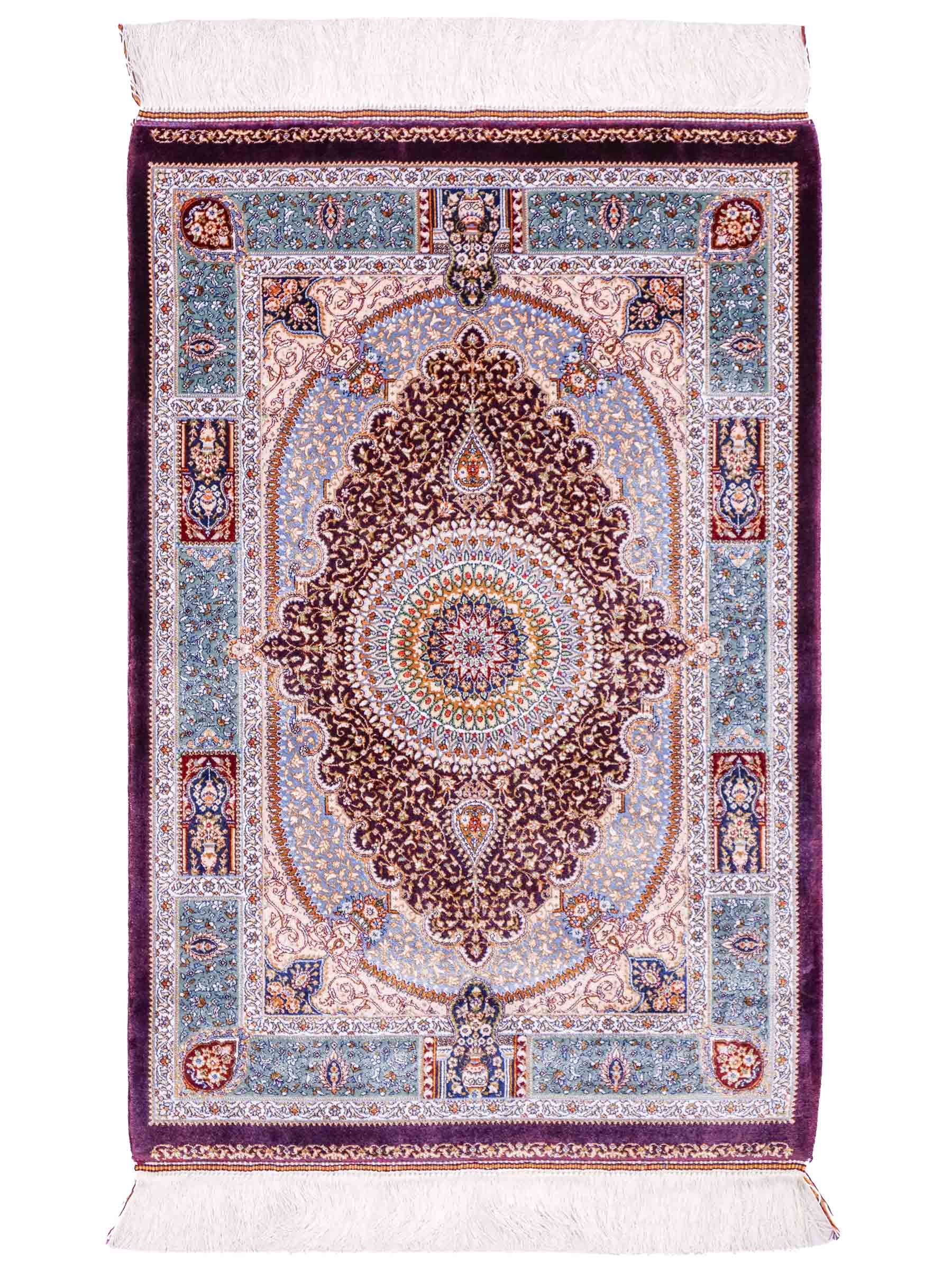 Ghom Maschinenteppich "Bijan" 90 x 60 cm aus pflanzlicher Seide (Viskose) mit Medaillon, Lila / Violett. Teppichnummer: V16AE054H. Persian Luxury Collection by Khademi. Made in Iran / Persia – Vertrieb durch JUPITER Intl.