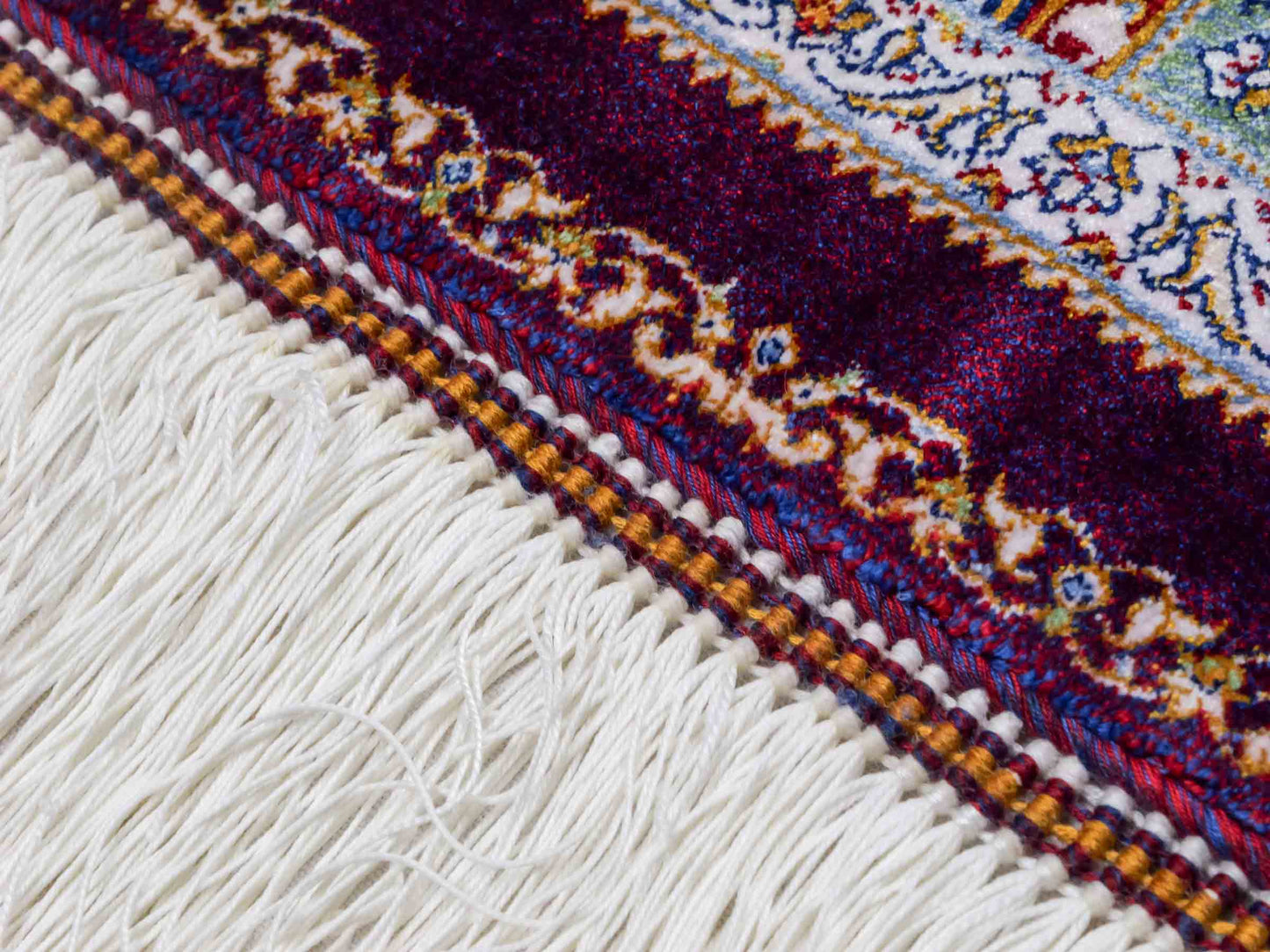 Ghom Maschinenteppich "Bijan" 90 x 60 cm aus pflanzlicher Seide (Viskose) mit Medaillon, Lila / Violett. Teppichnummer: V16AE054H. Persian Luxury Collection by Khademi. Made in Iran / Persia – Vertrieb durch JUPITER Intl.