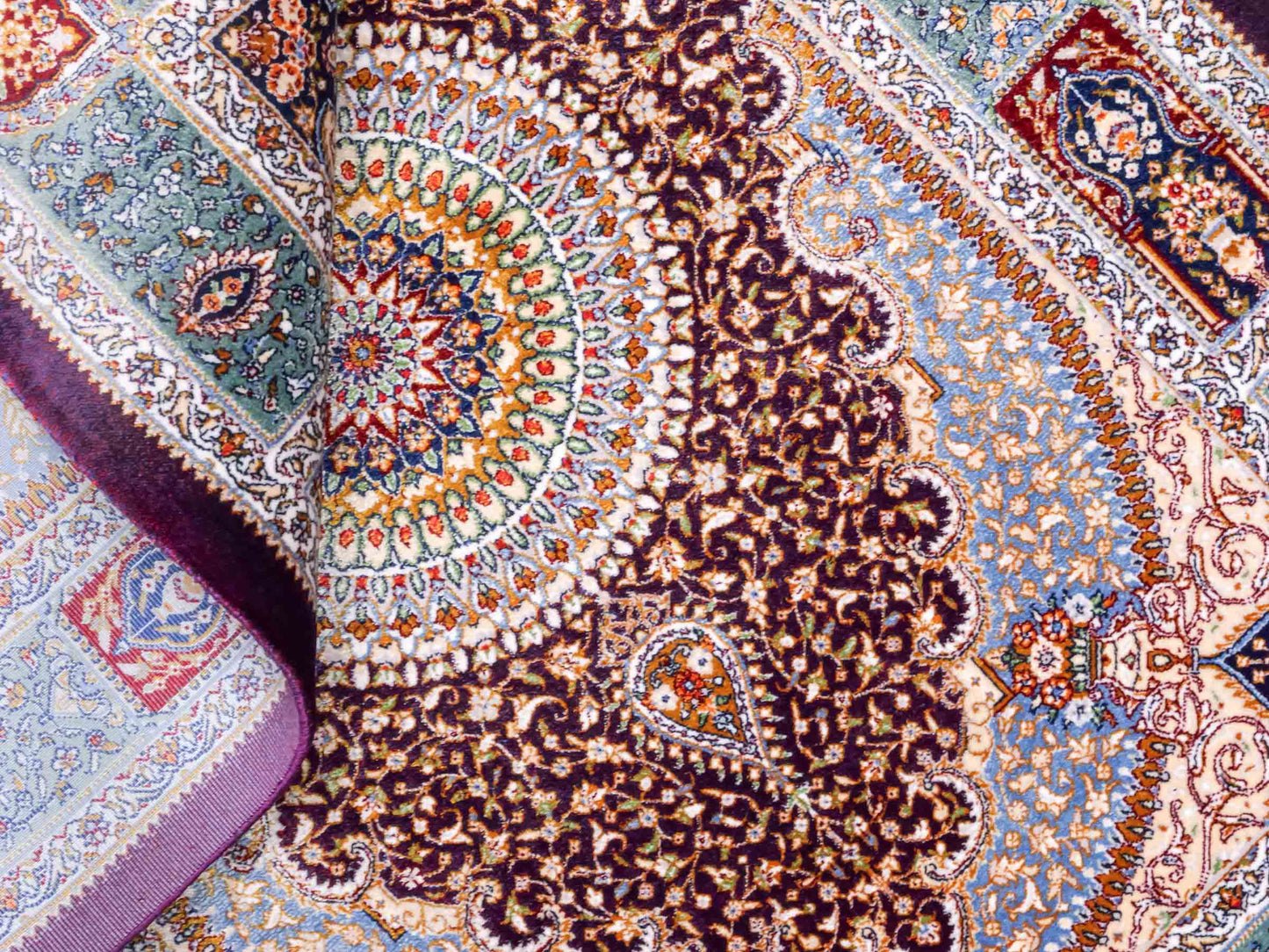 Ghom Maschinenteppich "Bijan" 90 x 60 cm aus pflanzlicher Seide (Viskose) mit Medaillon, Lila / Violett. Teppichnummer: V16AE054H. Persian Luxury Collection by Khademi. Made in Iran / Persia – Vertrieb durch JUPITER Intl.