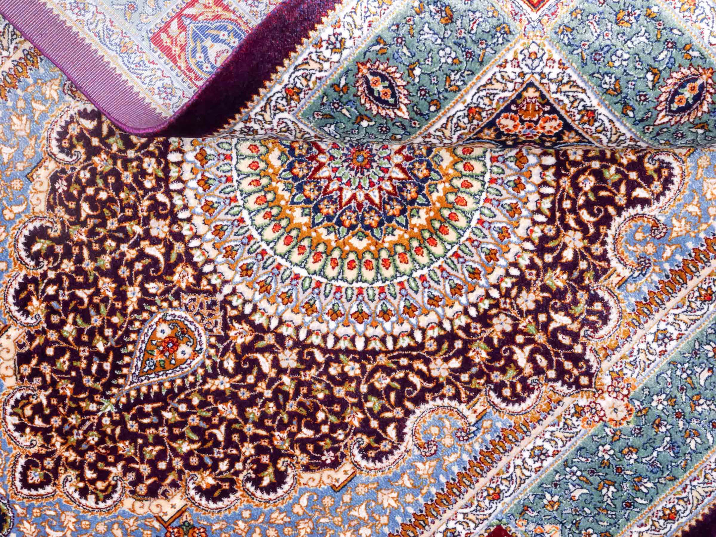 Ghom Maschinenteppich "Bijan" 90 x 60 cm aus pflanzlicher Seide (Viskose) mit Medaillon, Lila / Violett. Teppichnummer: V16AE054H. Persian Luxury Collection by Khademi. Made in Iran / Persia – Vertrieb durch JUPITER Intl.