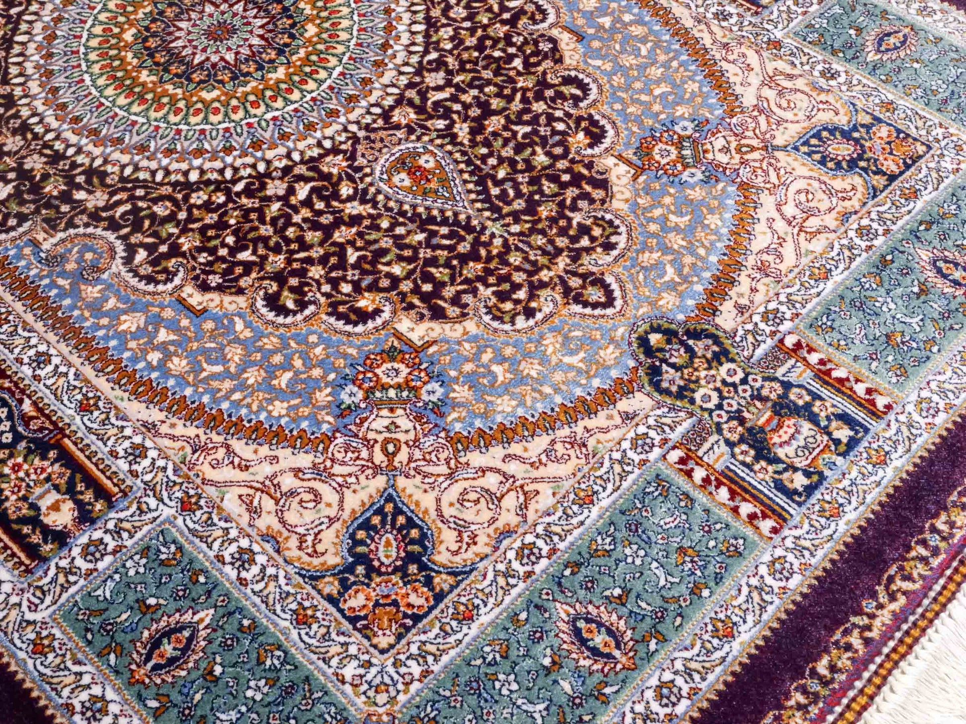 Ghom Maschinenteppich "Bijan" 90 x 60 cm aus pflanzlicher Seide (Viskose) mit Medaillon, Lila / Violett. Teppichnummer: V16AE054H. Persian Luxury Collection by Khademi. Made in Iran / Persia – Vertrieb durch JUPITER Intl.