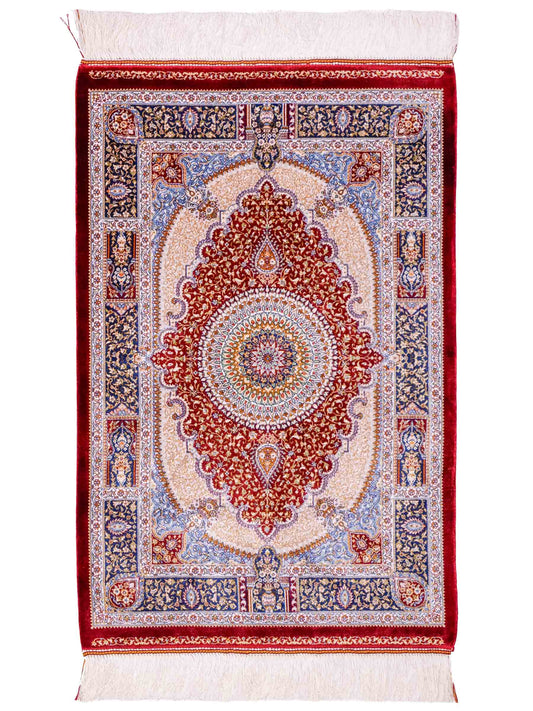 Ghom Maschinenteppich "Bijan" 90 x 60 cm aus pflanzlicher Seide (Viskose) mit Medaillon, Rot. Teppichnummer: V16RD054H. Persian Luxury Collection by Khademi. Made in Iran / Persia – Vertrieb durch JUPITER Intl.