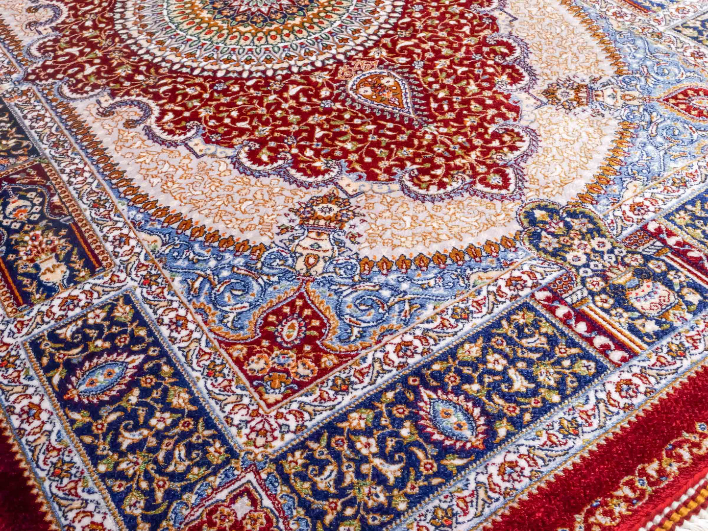 Ghom Maschinenteppich "Bijan" 90 x 60 cm aus pflanzlicher Seide (Viskose) mit Medaillon, Rot. Teppichnummer: V16RD054H. Persian Luxury Collection by Khademi. Made in Iran / Persia – Vertrieb durch JUPITER Intl.