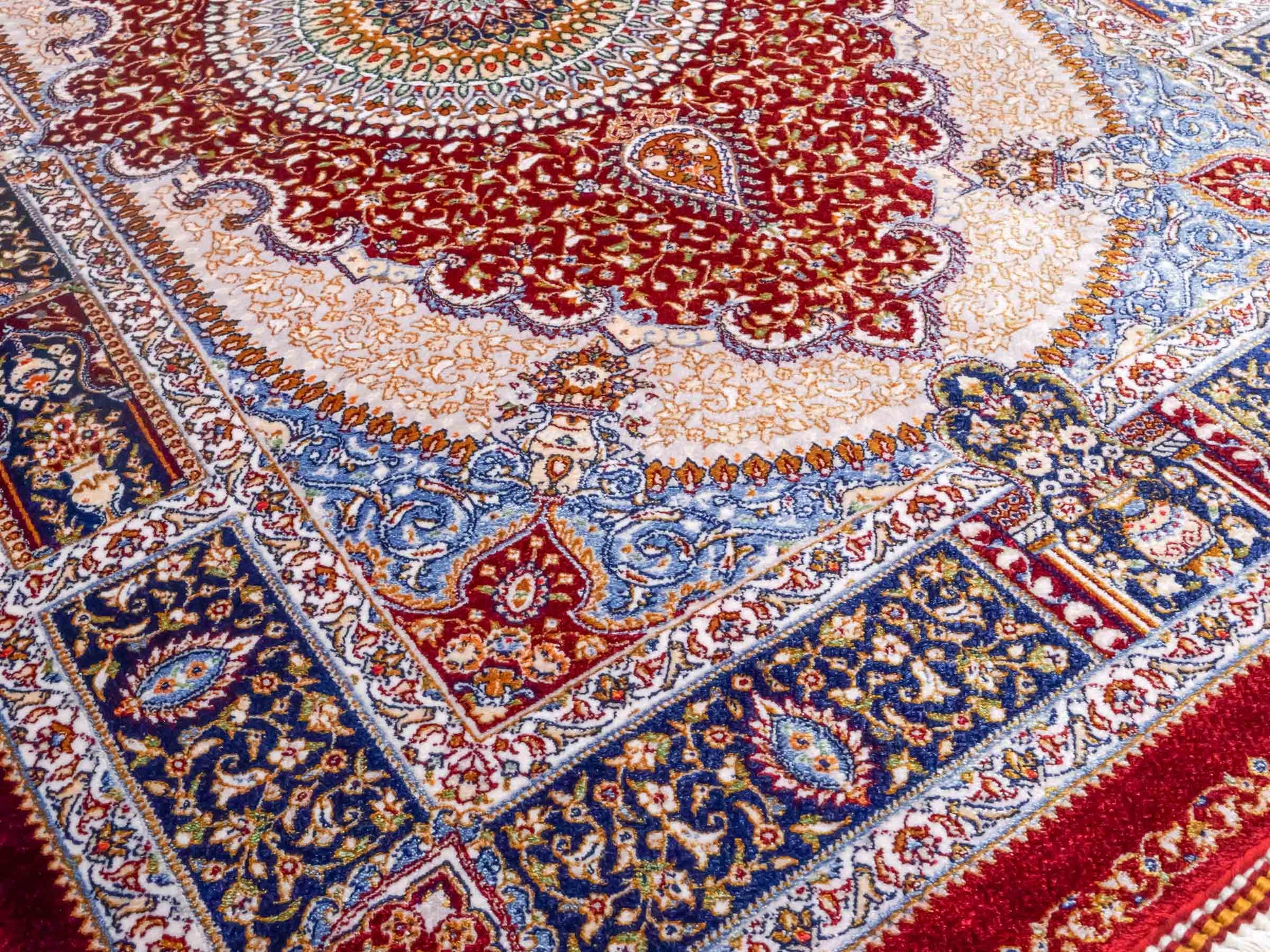 Ghom Maschinenteppich "Bijan" 90 x 60 cm aus pflanzlicher Seide (Viskose) mit Medaillon, Rot. Teppichnummer: V16RD054H. Persian Luxury Collection by Khademi. Made in Iran / Persia – Vertrieb durch JUPITER Intl.