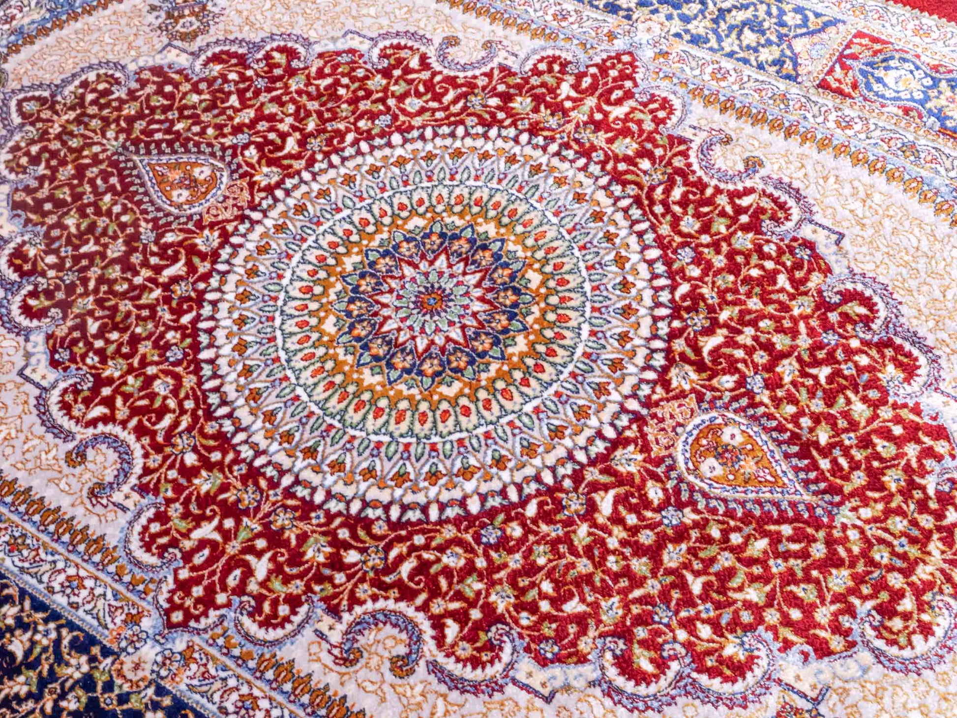 Ghom Maschinenteppich "Bijan" 90 x 60 cm aus pflanzlicher Seide (Viskose) mit Medaillon, Rot. Teppichnummer: V16RD054H. Persian Luxury Collection by Khademi. Made in Iran / Persia – Vertrieb durch JUPITER Intl.