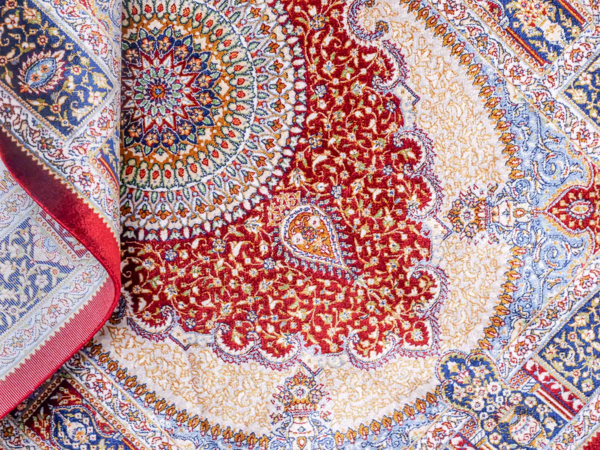 Ghom Maschinenteppich "Bijan" 90 x 60 cm aus pflanzlicher Seide (Viskose) mit Medaillon, Rot. Teppichnummer: V16RD054H. Persian Luxury Collection by Khademi. Made in Iran / Persia – Vertrieb durch JUPITER Intl.