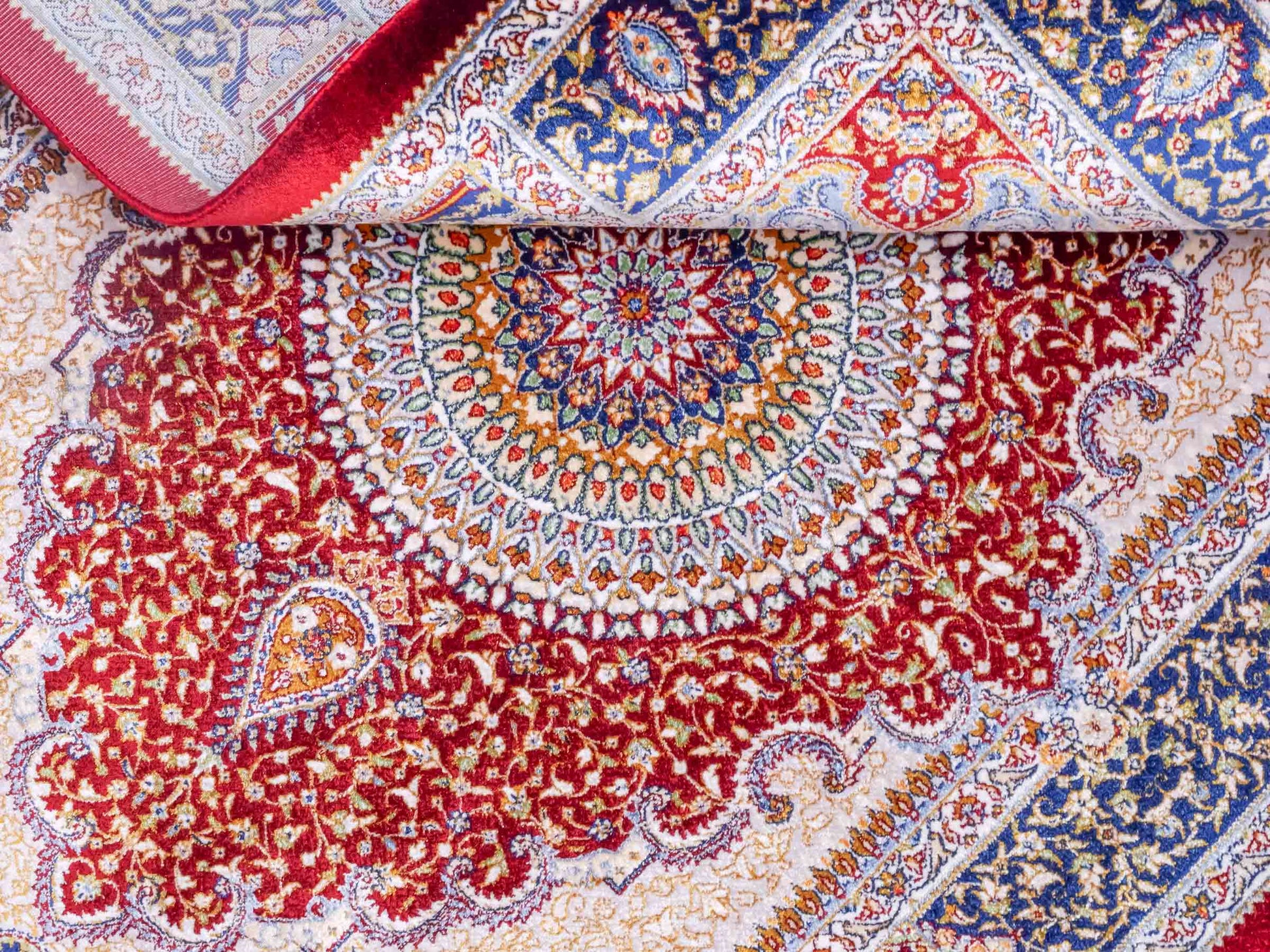 Ghom Maschinenteppich "Bijan" 90 x 60 cm aus pflanzlicher Seide (Viskose) mit Medaillon, Rot. Teppichnummer: V16RD054H. Persian Luxury Collection by Khademi. Made in Iran / Persia – Vertrieb durch JUPITER Intl.