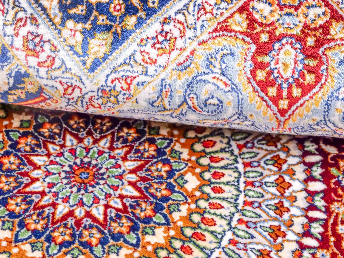 Ghom Maschinenteppich "Bijan" 90 x 60 cm aus pflanzlicher Seide (Viskose) mit Medaillon, Rot. Teppichnummer: V16RD054H. Persian Luxury Collection by Khademi. Made in Iran / Persia – Vertrieb durch JUPITER Intl.