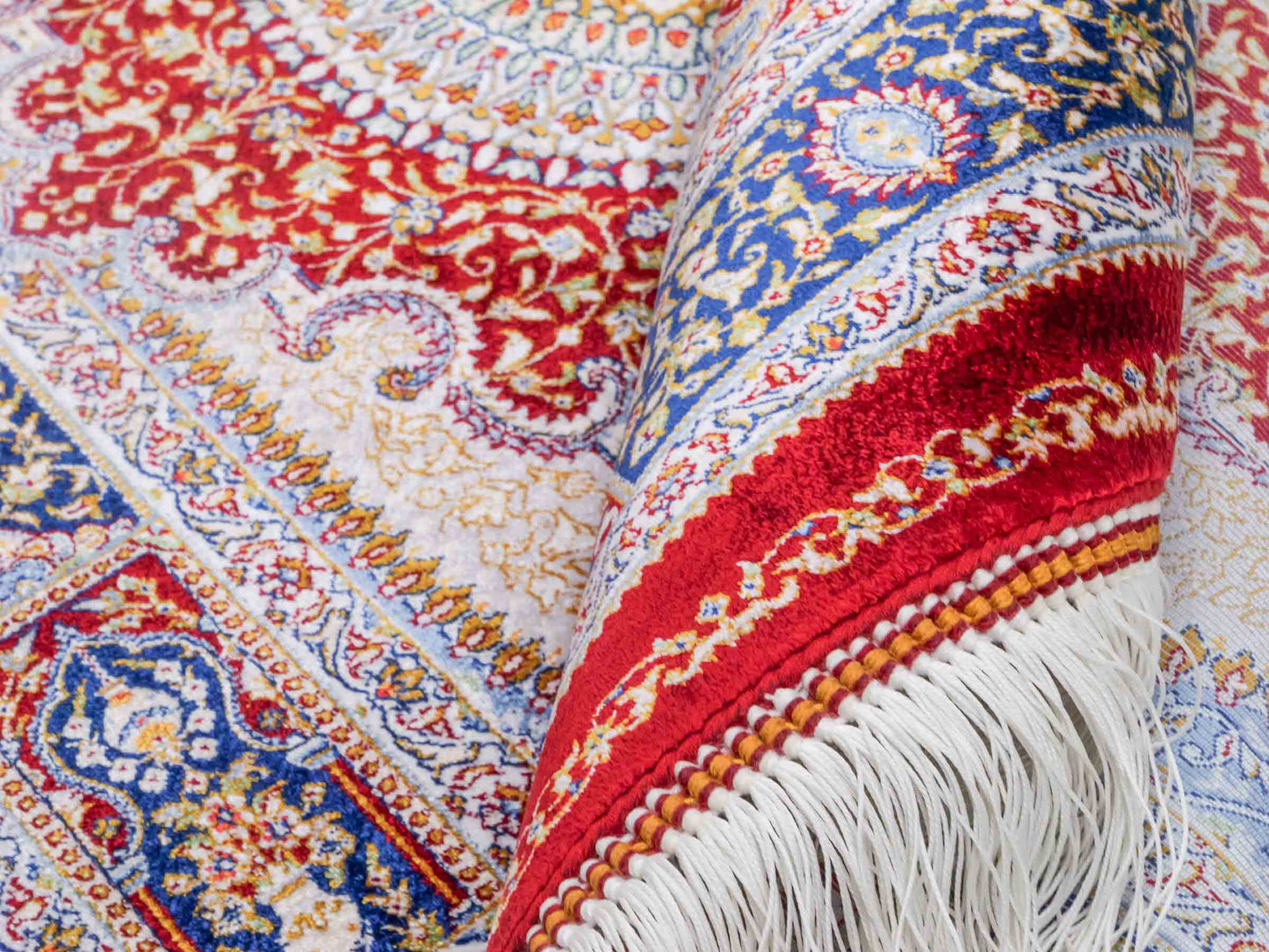 Ghom Maschinenteppich "Bijan" 90 x 60 cm aus pflanzlicher Seide (Viskose) mit Medaillon, Rot. Teppichnummer: V16RD054H. Persian Luxury Collection by Khademi. Made in Iran / Persia – Vertrieb durch JUPITER Intl.