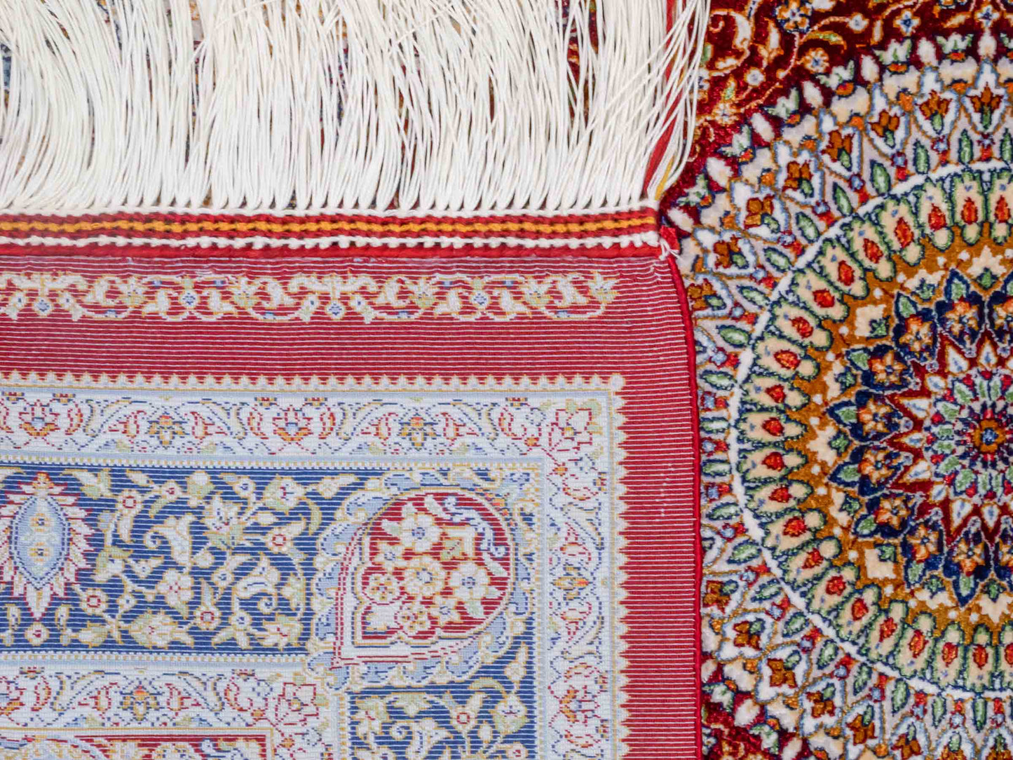 Ghom Maschinenteppich "Bijan" 90 x 60 cm aus pflanzlicher Seide (Viskose) mit Medaillon, Rot. Teppichnummer: V16RD054H. Persian Luxury Collection by Khademi. Made in Iran / Persia – Vertrieb durch JUPITER Intl.