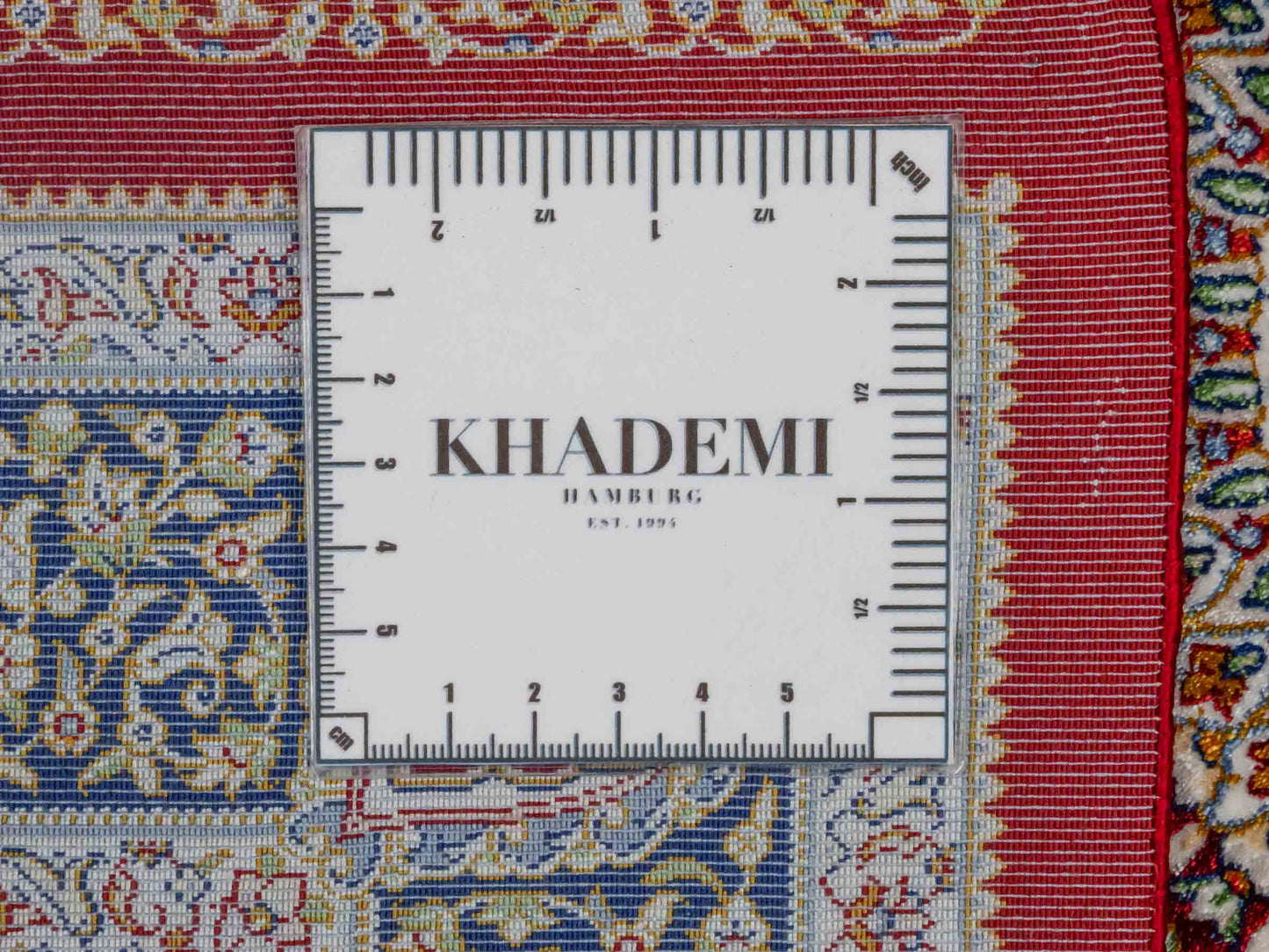 Ghom Maschinenteppich "Bijan" 90 x 60 cm aus pflanzlicher Seide (Viskose) mit Medaillon, Rot. Teppichnummer: V16RD054H. Persian Luxury Collection by Khademi. Made in Iran / Persia – Vertrieb durch JUPITER Intl.