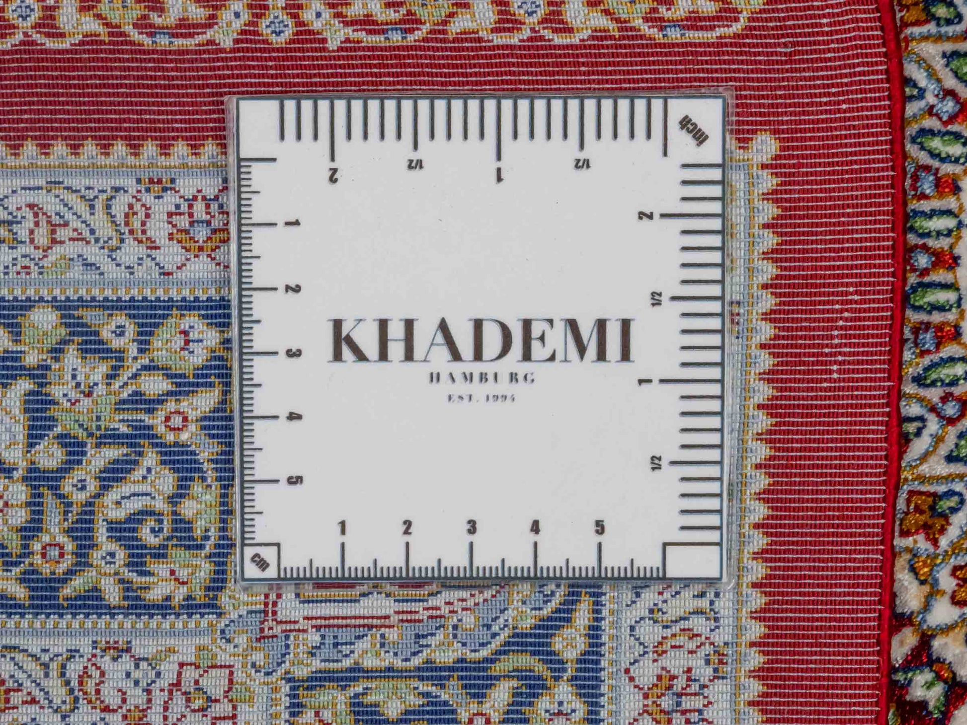 Ghom Maschinenteppich "Bijan" 90 x 60 cm aus pflanzlicher Seide (Viskose) mit Medaillon, Rot. Teppichnummer: V16RD054H. Persian Luxury Collection by Khademi. Made in Iran / Persia – Vertrieb durch JUPITER Intl.