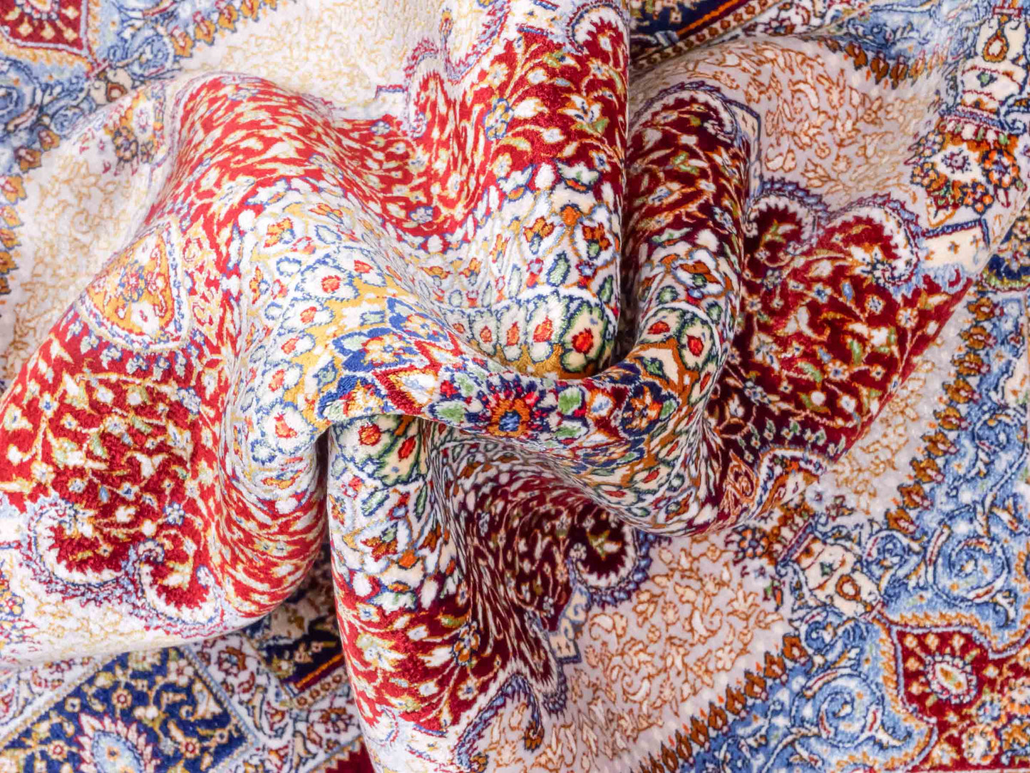 Ghom Maschinenteppich "Bijan" 90 x 60 cm aus pflanzlicher Seide (Viskose) mit Medaillon, Rot. Teppichnummer: V16RD054H. Persian Luxury Collection by Khademi. Made in Iran / Persia – Vertrieb durch JUPITER Intl.