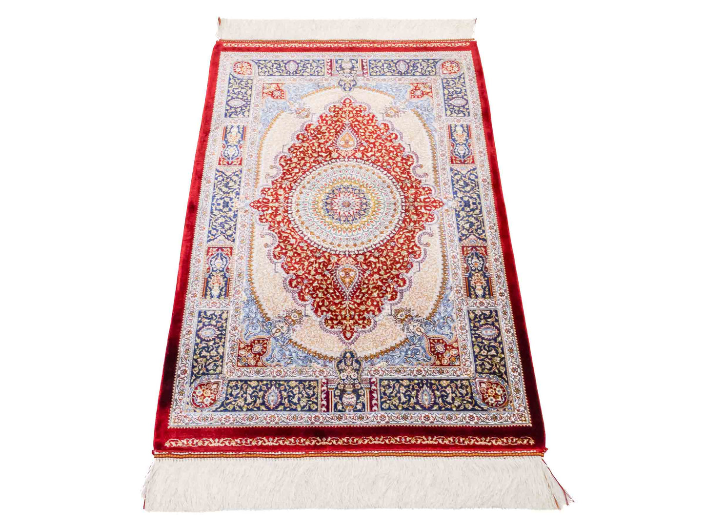 Ghom Maschinenteppich "Bijan" 90 x 60 cm aus pflanzlicher Seide (Viskose) mit Medaillon, Rot. Teppichnummer: V16RD054H. Persian Luxury Collection by Khademi. Made in Iran / Persia – Vertrieb durch JUPITER Intl.