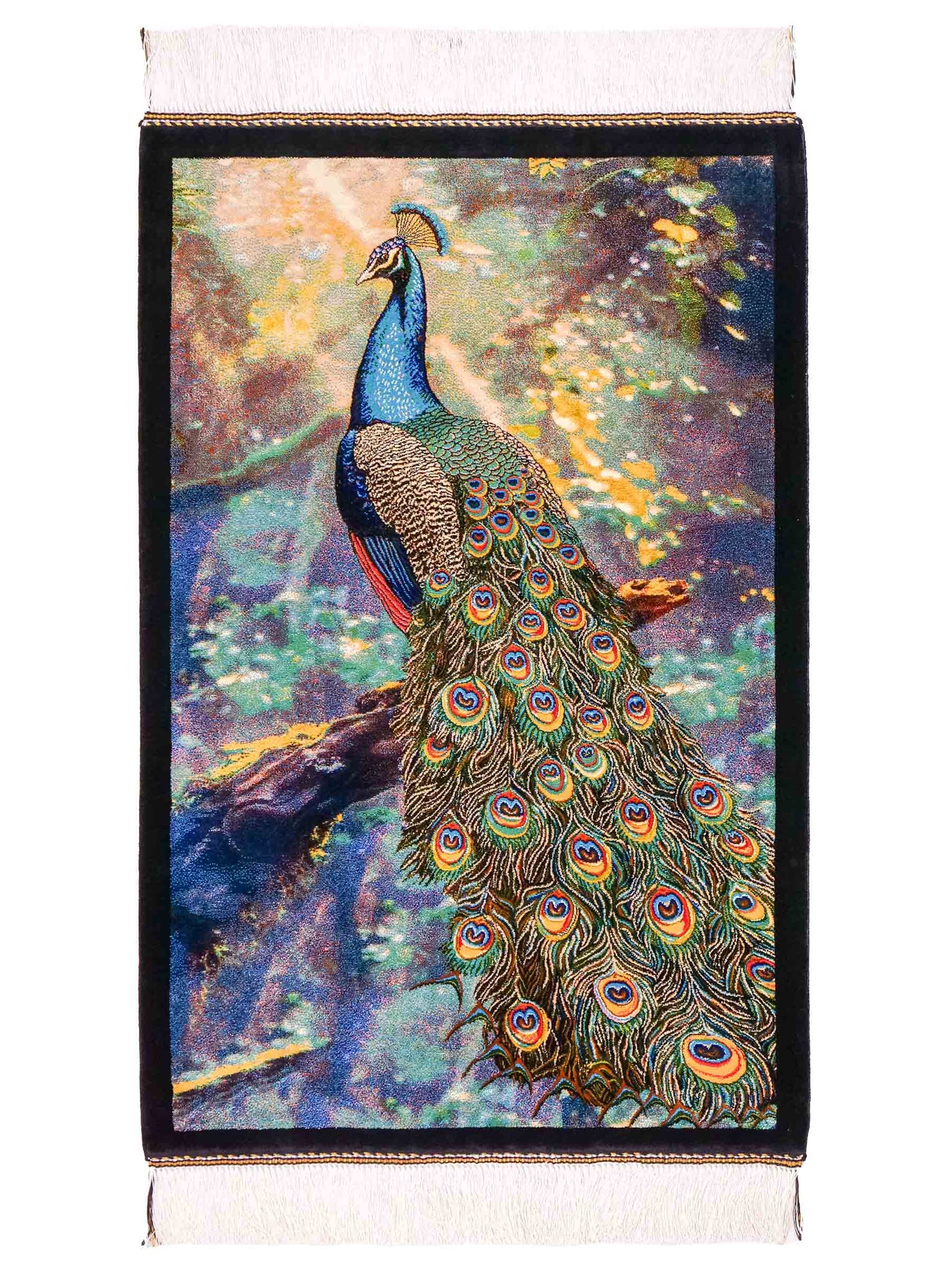 Ghom Maschinenteppich "Blauer Pfau" 90 x 60 cm aus pflanzlicher Seide (Viskose) mit Bildmotiv, Schwarz, Grün. Teppichnummer: V58MC054H. Persian Luxury Collection by Khademi. Made in Iran / Persia – Vertrieb durch JUPITER Intl.
