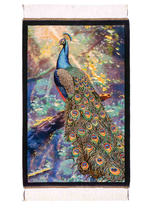 Ghom Maschinenteppich "Blauer Pfau" 90 x 60 cm aus pflanzlicher Seide (Viskose) mit Bildmotiv, Schwarz, Grün. Teppichnummer: V58MC054H. Persian Luxury Collection by Khademi. Made in Iran / Persia – Vertrieb durch JUPITER Intl.