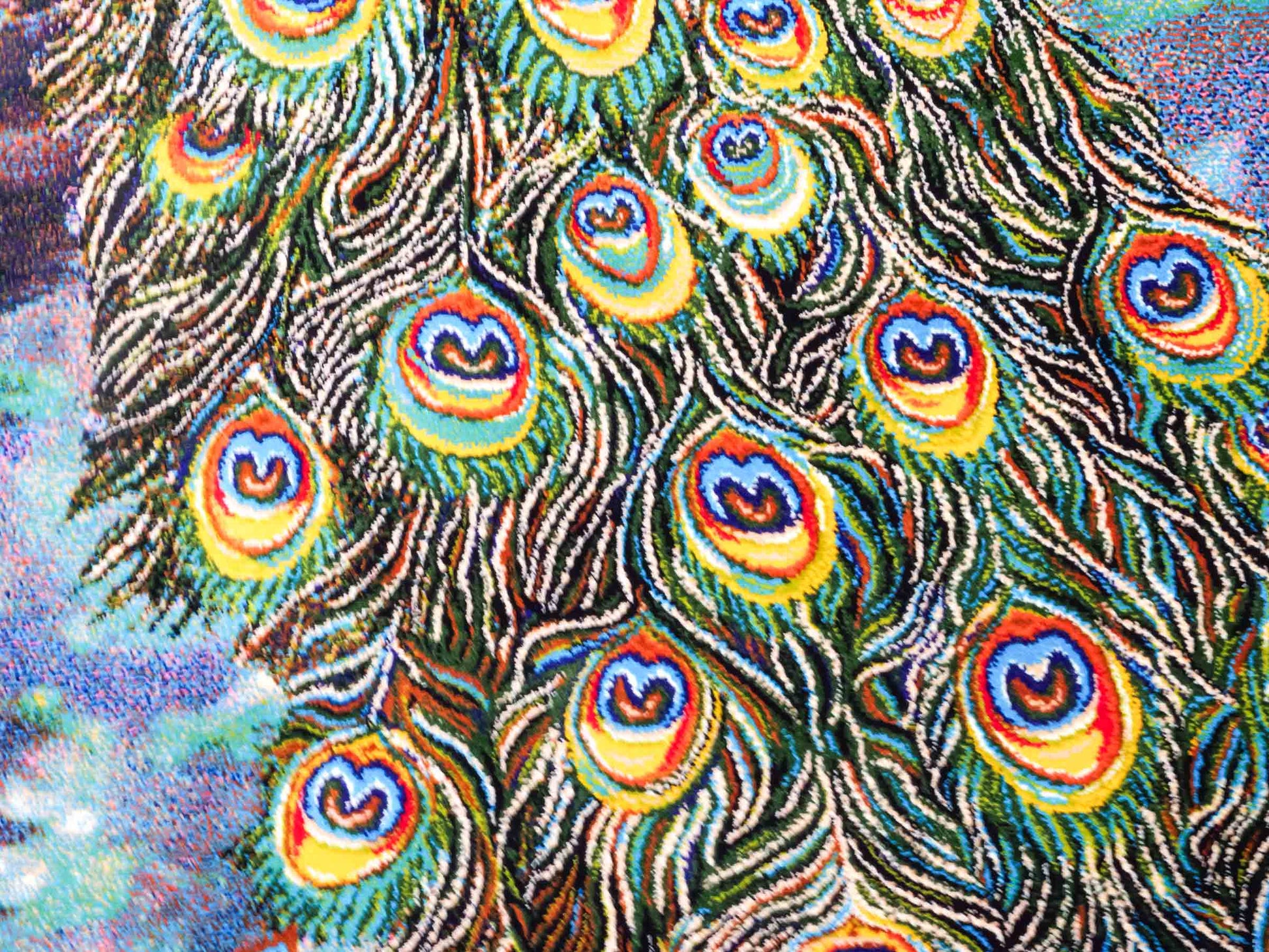 Ghom Maschinenteppich "Blauer Pfau" 90 x 60 cm aus pflanzlicher Seide (Viskose) mit Bildmotiv, Schwarz, Grün. Teppichnummer: V58MC054H. Persian Luxury Collection by Khademi. Made in Iran / Persia – Vertrieb durch JUPITER Intl.