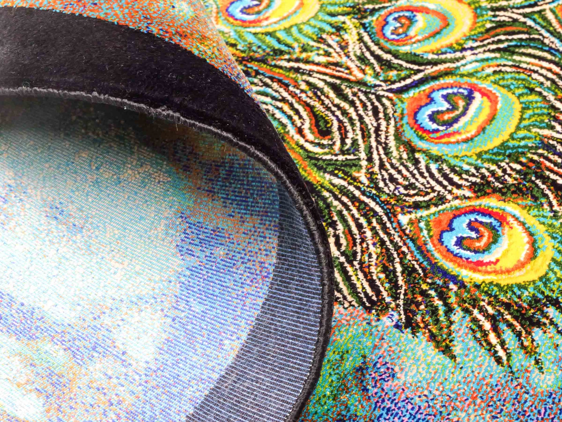 Ghom Maschinenteppich "Blauer Pfau" 90 x 60 cm aus pflanzlicher Seide (Viskose) mit Bildmotiv, Schwarz, Grün. Teppichnummer: V58MC054H. Persian Luxury Collection by Khademi. Made in Iran / Persia – Vertrieb durch JUPITER Intl.