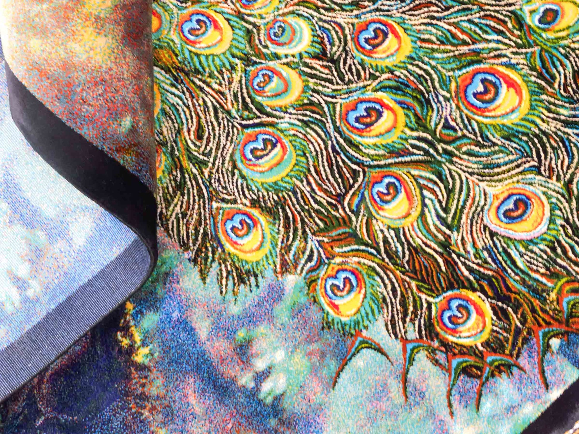 Ghom Maschinenteppich "Blauer Pfau" 90 x 60 cm aus pflanzlicher Seide (Viskose) mit Bildmotiv, Schwarz, Grün. Teppichnummer: V58MC054H. Persian Luxury Collection by Khademi. Made in Iran / Persia – Vertrieb durch JUPITER Intl.