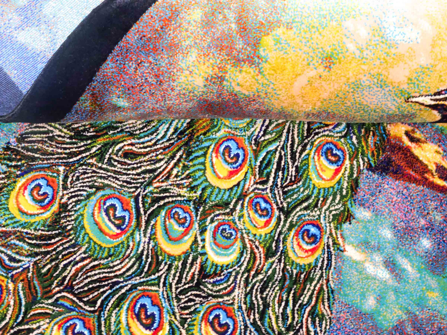 Ghom Maschinenteppich "Blauer Pfau" 90 x 60 cm aus pflanzlicher Seide (Viskose) mit Bildmotiv, Schwarz, Grün. Teppichnummer: V58MC054H. Persian Luxury Collection by Khademi. Made in Iran / Persia – Vertrieb durch JUPITER Intl.
