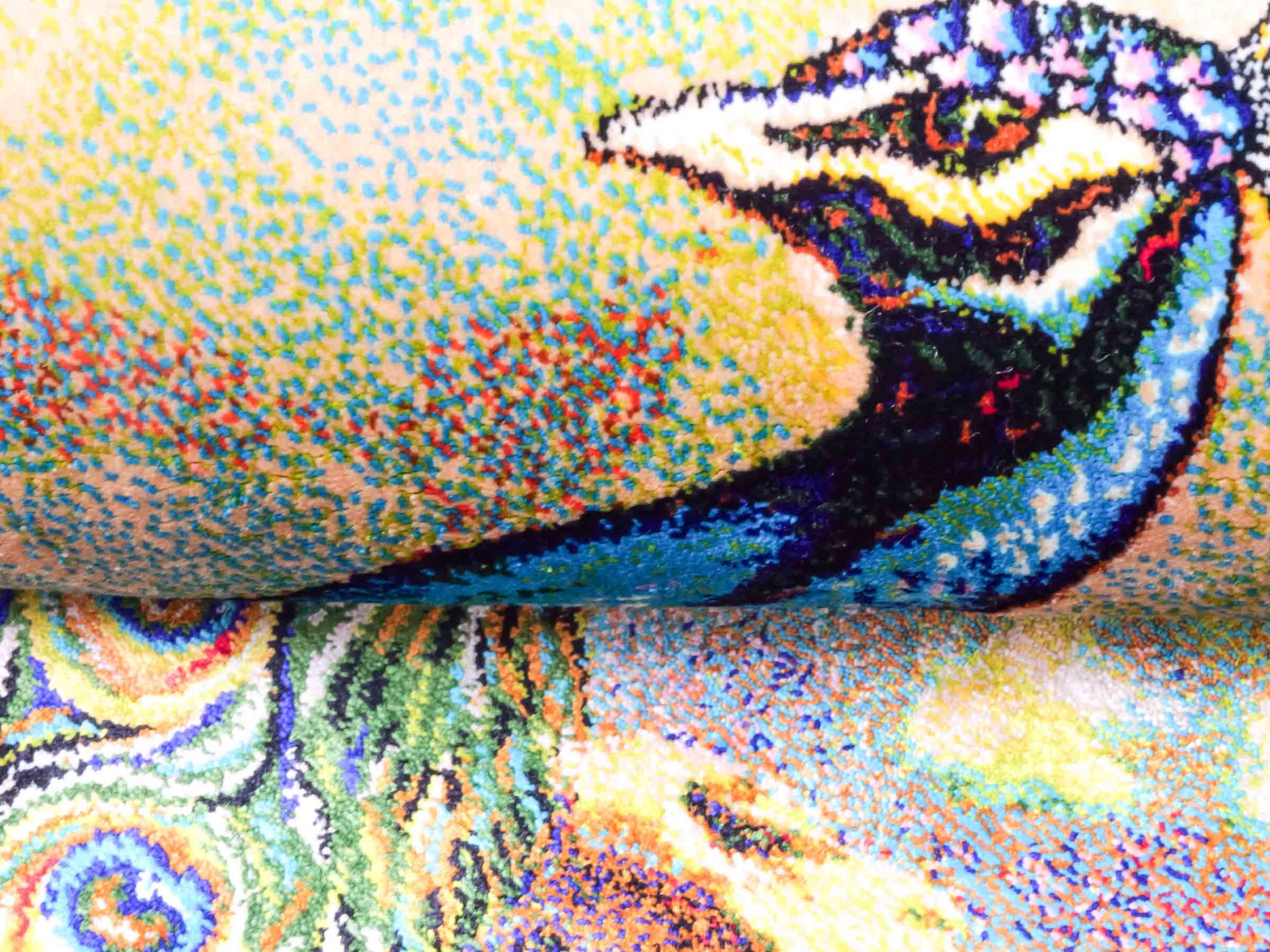 Ghom Maschinenteppich "Blauer Pfau" 90 x 60 cm aus pflanzlicher Seide (Viskose) mit Bildmotiv, Schwarz, Grün. Teppichnummer: V58MC054H. Persian Luxury Collection by Khademi. Made in Iran / Persia – Vertrieb durch JUPITER Intl.