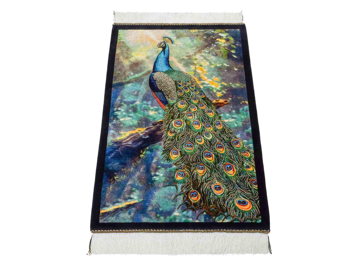 Ghom Maschinenteppich "Blauer Pfau" 90 x 60 cm aus pflanzlicher Seide (Viskose) mit Bildmotiv, Schwarz, Grün. Teppichnummer: V58MC054H. Persian Luxury Collection by Khademi. Made in Iran / Persia – Vertrieb durch JUPITER Intl.
