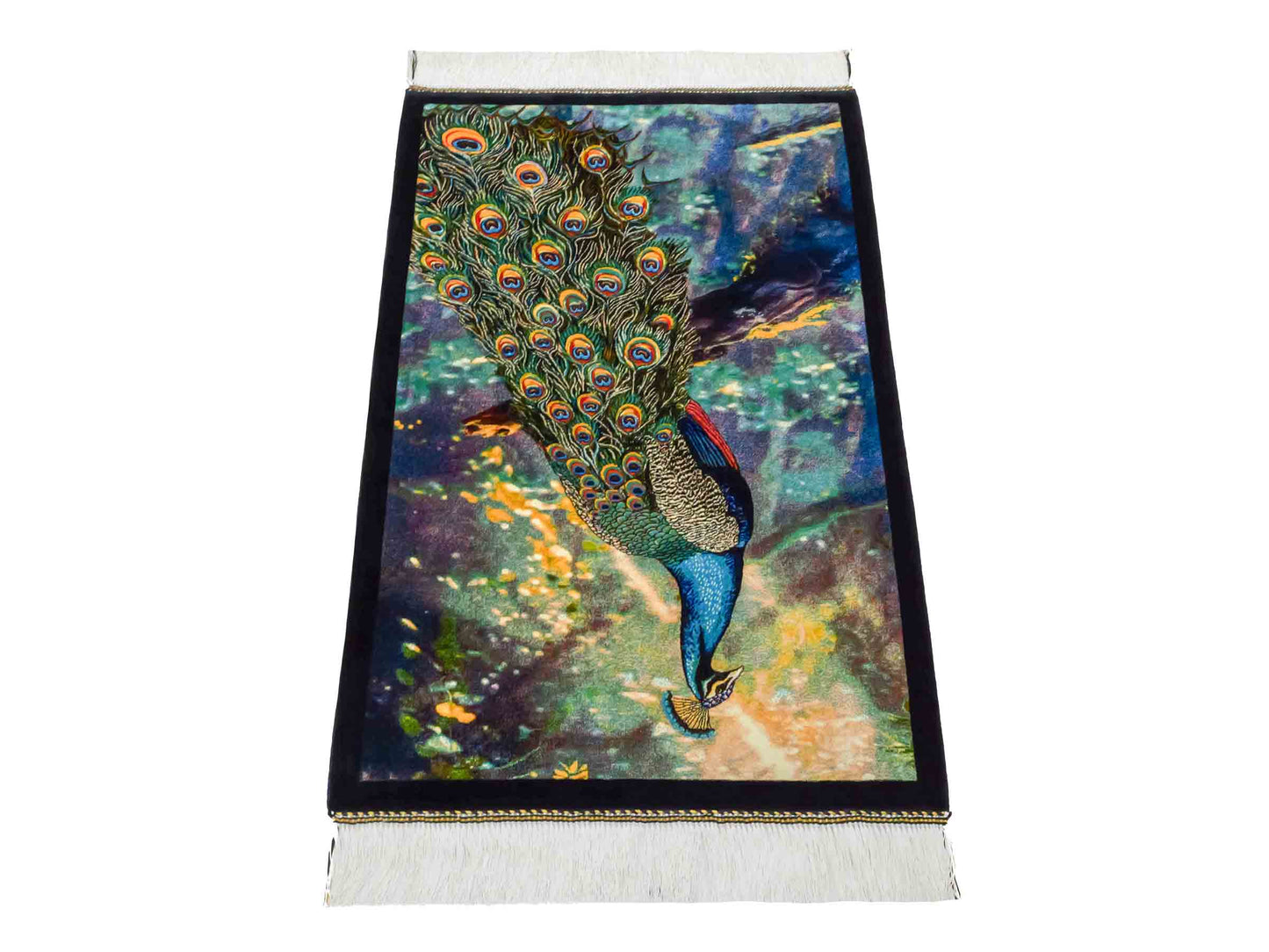 Ghom Maschinenteppich "Blauer Pfau" 90 x 60 cm aus pflanzlicher Seide (Viskose) mit Bildmotiv, Schwarz, Grün. Teppichnummer: V58MC054H. Persian Luxury Collection by Khademi. Made in Iran / Persia – Vertrieb durch JUPITER Intl.