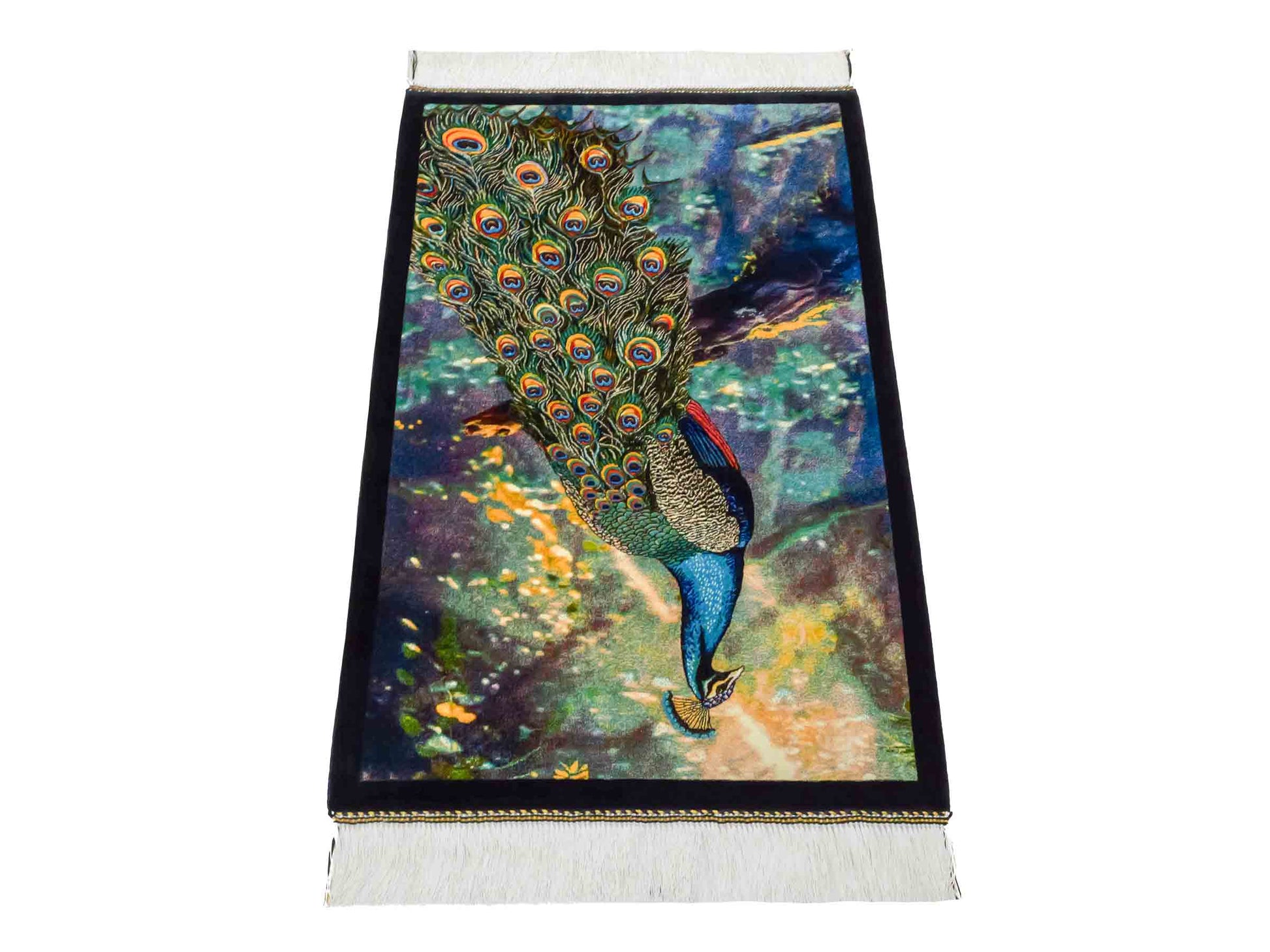 Ghom Maschinenteppich "Blauer Pfau" 90 x 60 cm aus pflanzlicher Seide (Viskose) mit Bildmotiv, Schwarz, Grün. Teppichnummer: V58MC054H. Persian Luxury Collection by Khademi. Made in Iran / Persia – Vertrieb durch JUPITER Intl.