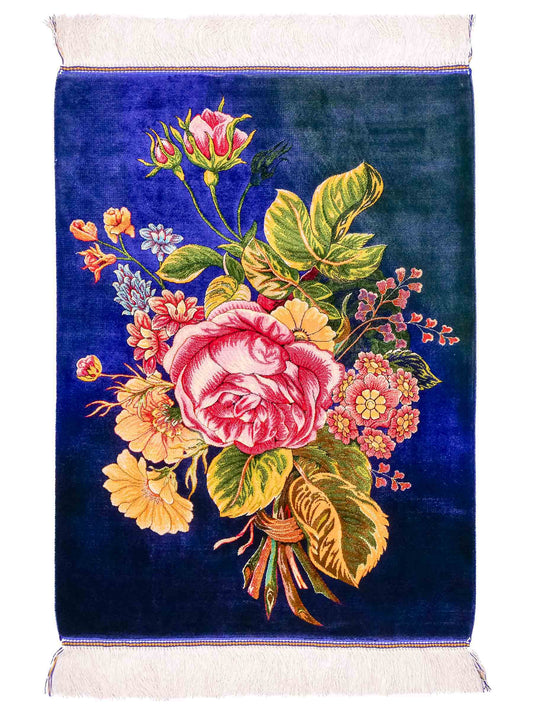 Ghom Maschinenteppich "Blumen & Rosen" 80 x 60 cm aus pflanzlicher Seide (Viskose) mit Bildmotiv, Blau, Grün. Teppichnummer: V57MC048H. Persian Luxury Collection by Khademi. Made in Iran / Persia – Vertrieb durch JUPITER Intl.