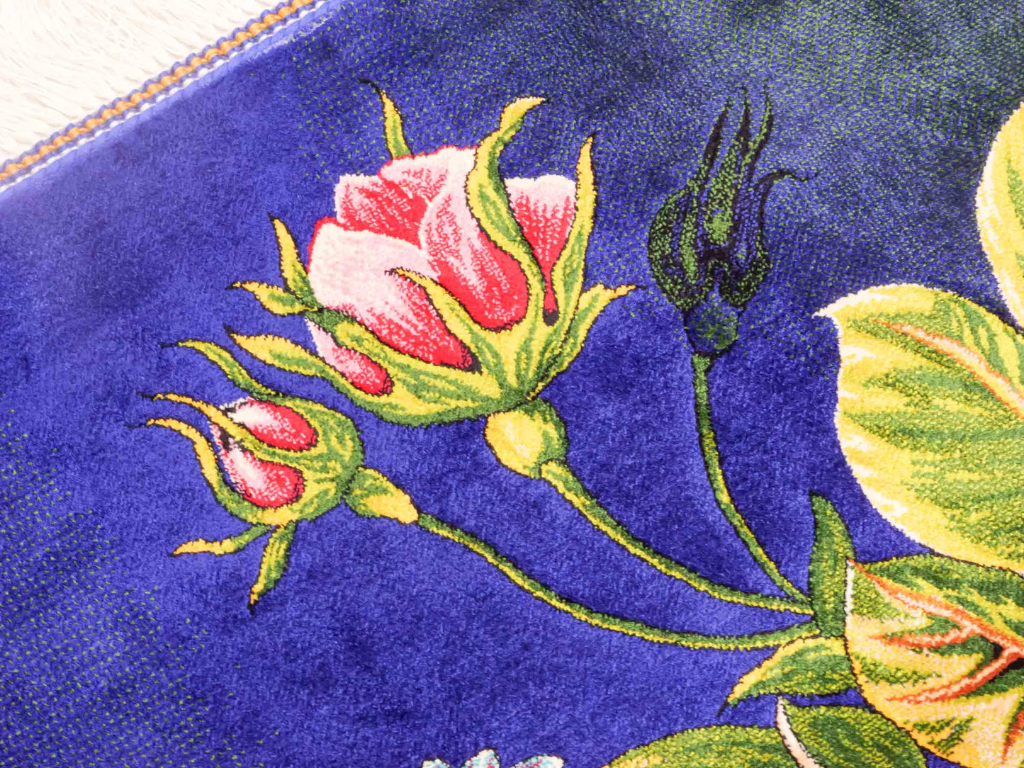 Ghom Maschinenteppich "Blumen & Rosen" 80 x 60 cm aus pflanzlicher Seide (Viskose) mit Bildmotiv, Blau, Grün. Teppichnummer: V57MC048H. Persian Luxury Collection by Khademi. Made in Iran / Persia – Vertrieb durch JUPITER Intl.