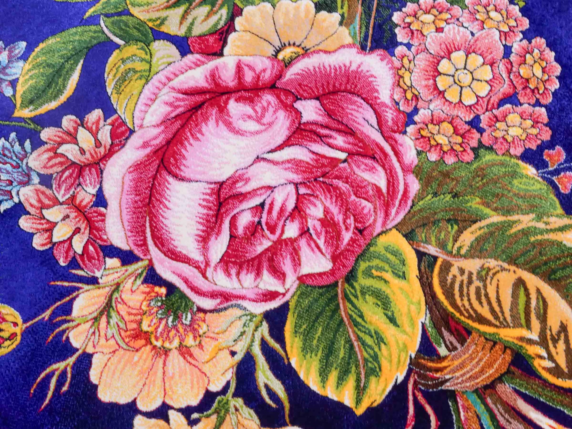 Ghom Maschinenteppich "Blumen & Rosen" 80 x 60 cm aus pflanzlicher Seide (Viskose) mit Bildmotiv, Blau, Grün. Teppichnummer: V57MC048H. Persian Luxury Collection by Khademi. Made in Iran / Persia – Vertrieb durch JUPITER Intl.