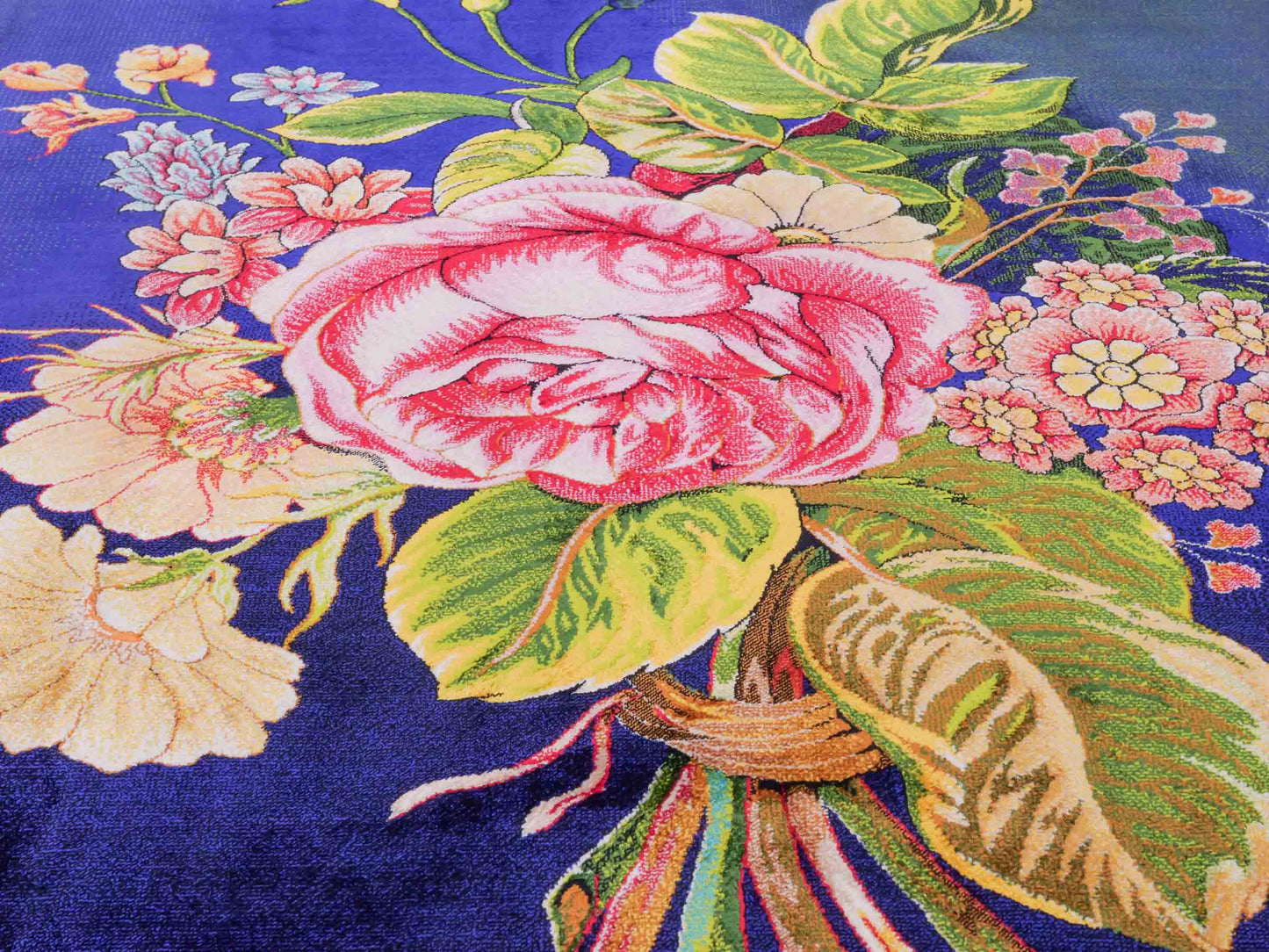 Ghom Maschinenteppich "Blumen & Rosen" 80 x 60 cm aus pflanzlicher Seide (Viskose) mit Bildmotiv, Blau, Grün. Teppichnummer: V57MC048H. Persian Luxury Collection by Khademi. Made in Iran / Persia – Vertrieb durch JUPITER Intl.