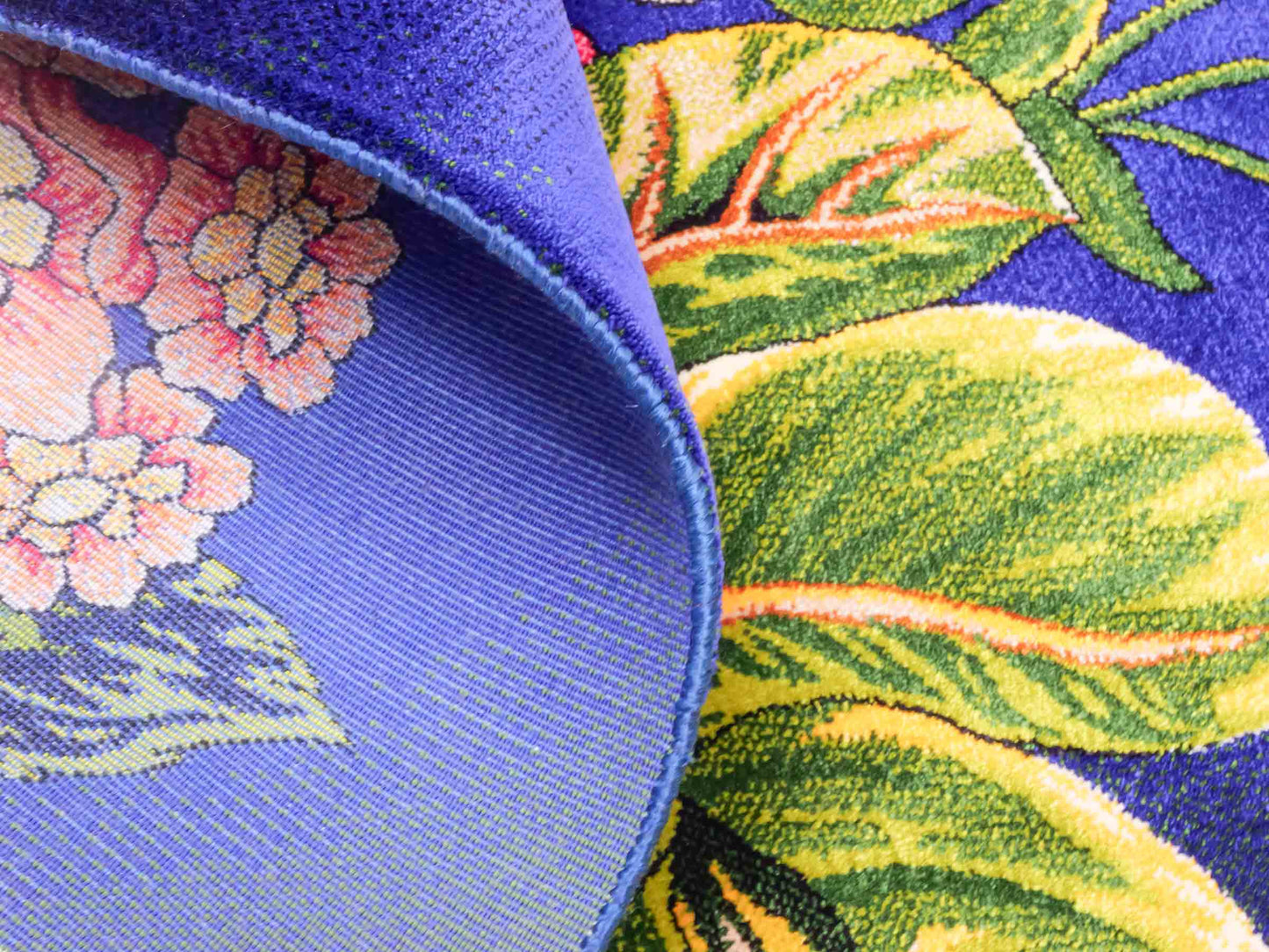 Ghom Maschinenteppich "Blumen & Rosen" 80 x 60 cm aus pflanzlicher Seide (Viskose) mit Bildmotiv, Blau, Grün. Teppichnummer: V57MC048H. Persian Luxury Collection by Khademi. Made in Iran / Persia – Vertrieb durch JUPITER Intl.