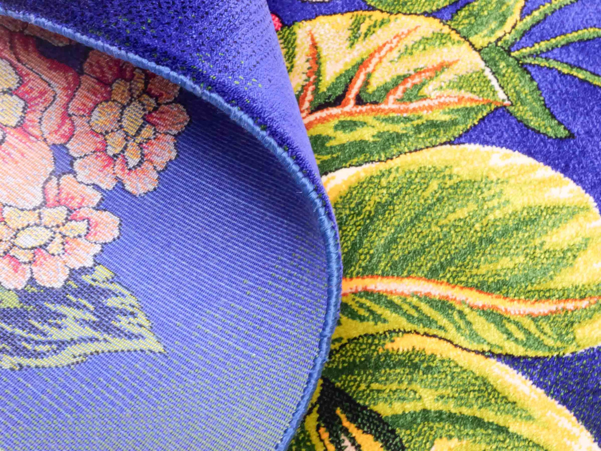 Ghom Maschinenteppich "Blumen & Rosen" 80 x 60 cm aus pflanzlicher Seide (Viskose) mit Bildmotiv, Blau, Grün. Teppichnummer: V57MC048H. Persian Luxury Collection by Khademi. Made in Iran / Persia – Vertrieb durch JUPITER Intl.