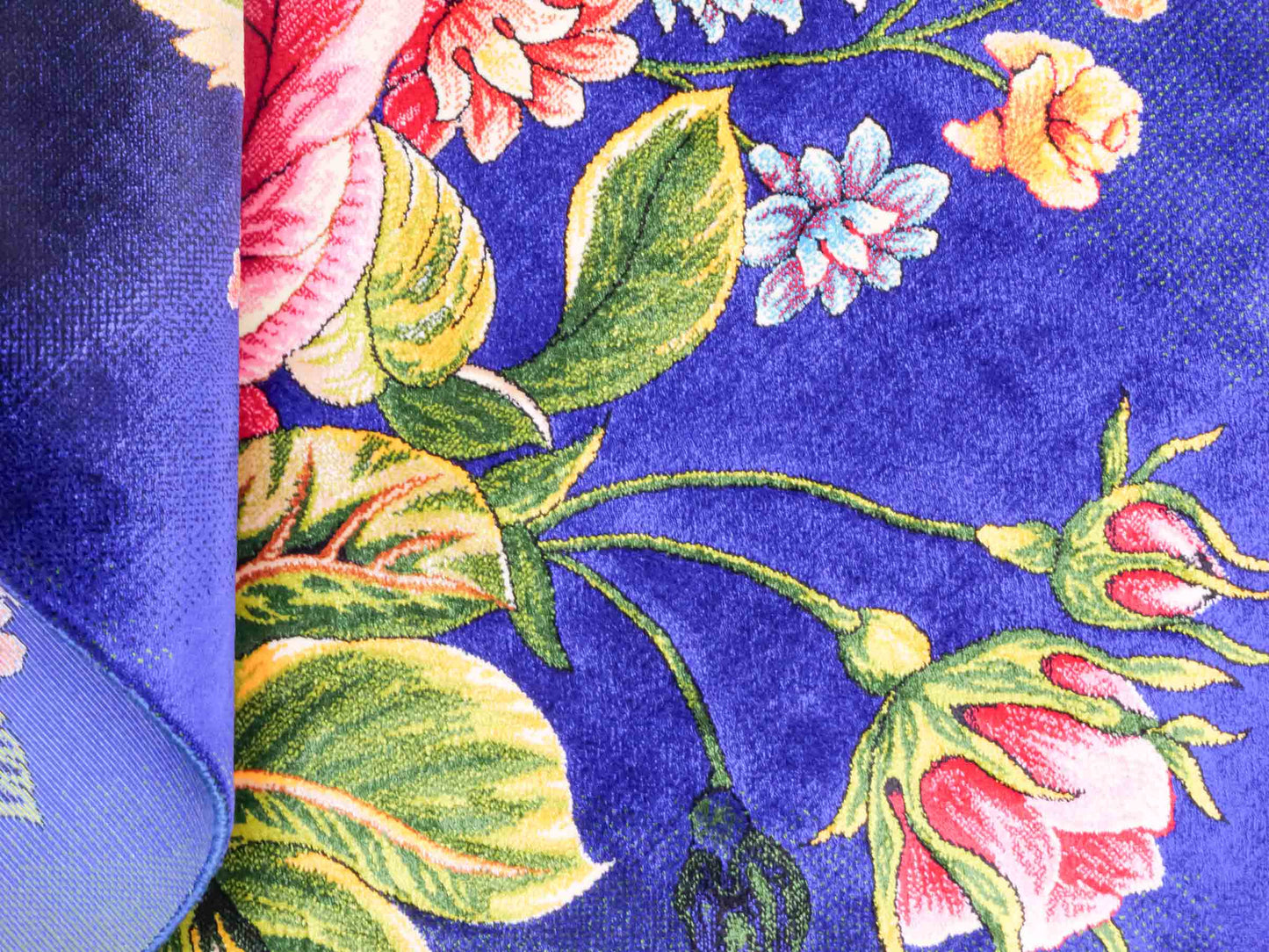Ghom Maschinenteppich "Blumen & Rosen" 80 x 60 cm aus pflanzlicher Seide (Viskose) mit Bildmotiv, Blau, Grün. Teppichnummer: V57MC048H. Persian Luxury Collection by Khademi. Made in Iran / Persia – Vertrieb durch JUPITER Intl.