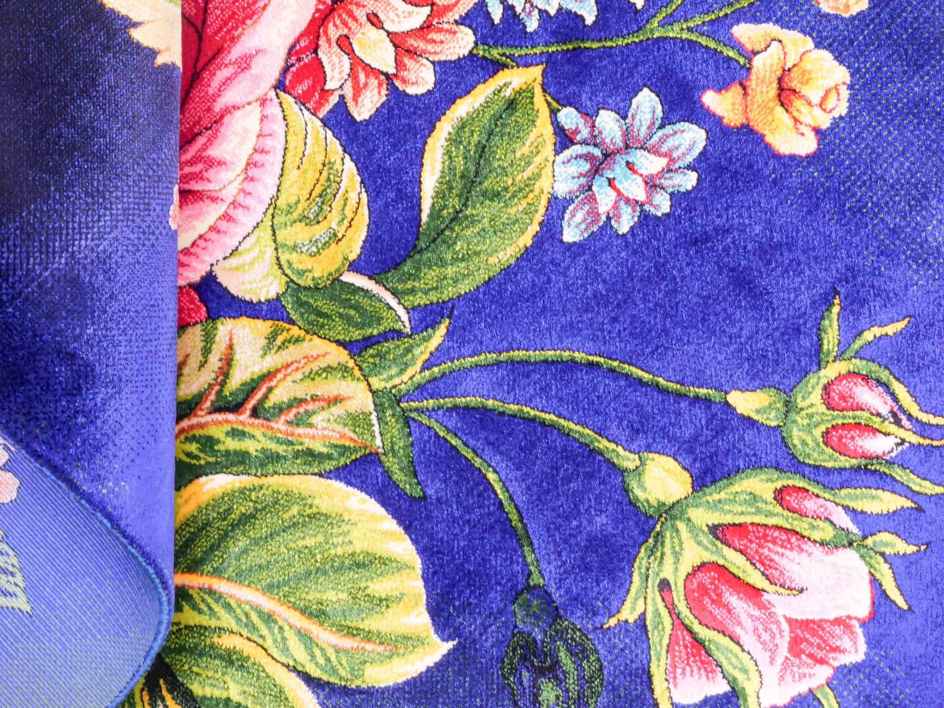 Ghom Maschinenteppich "Blumen & Rosen" 80 x 60 cm aus pflanzlicher Seide (Viskose) mit Bildmotiv, Blau, Grün. Teppichnummer: V57MC048H. Persian Luxury Collection by Khademi. Made in Iran / Persia – Vertrieb durch JUPITER Intl.